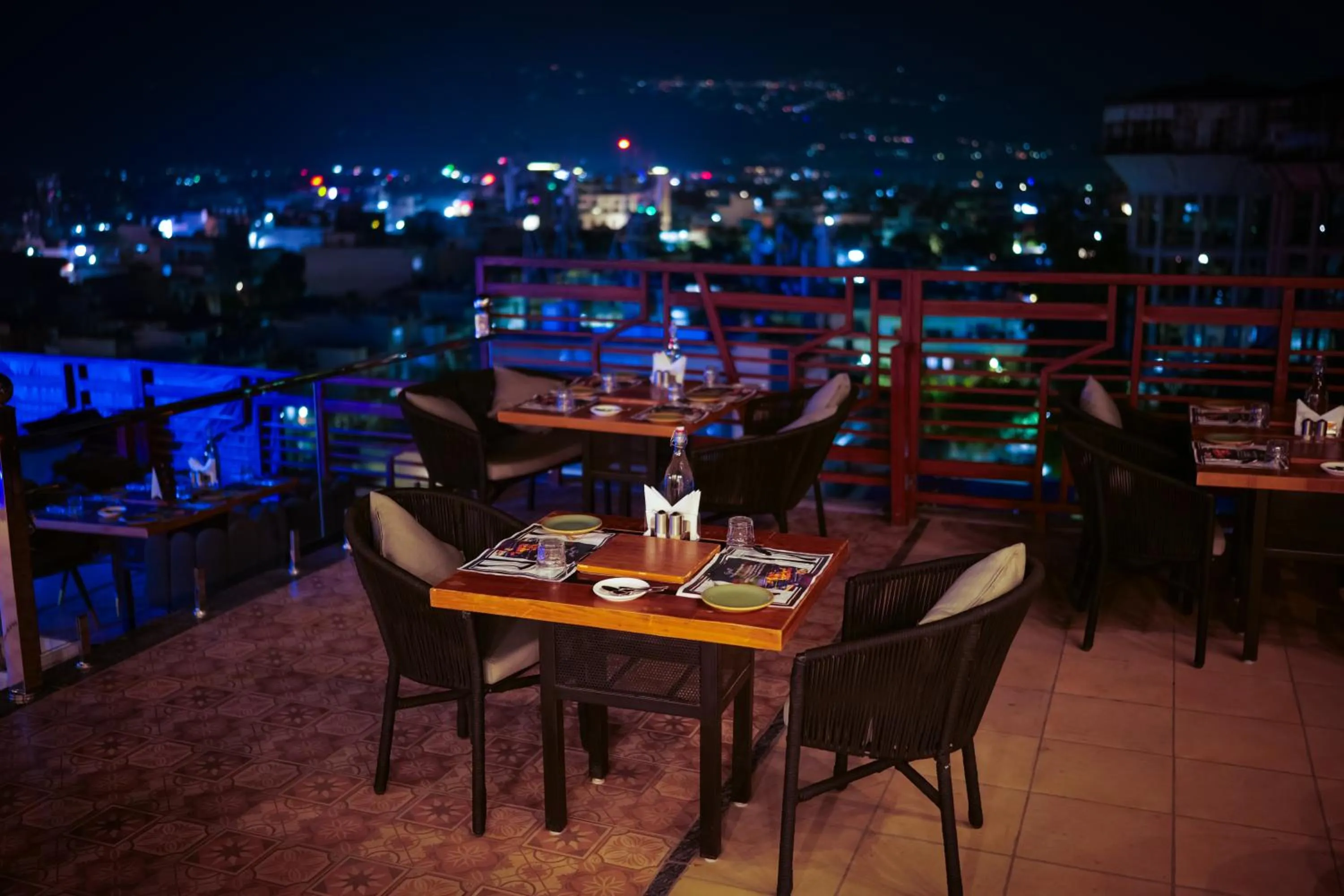 Restaurant/places to eat in Effotel By Sayaji Dehradun