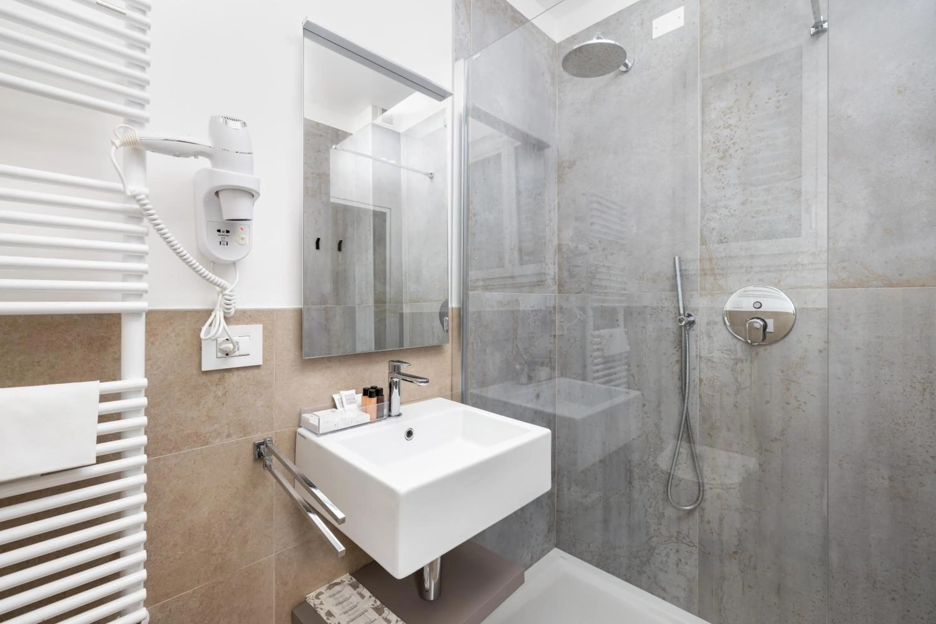 Shower in Hotel Maggiore
