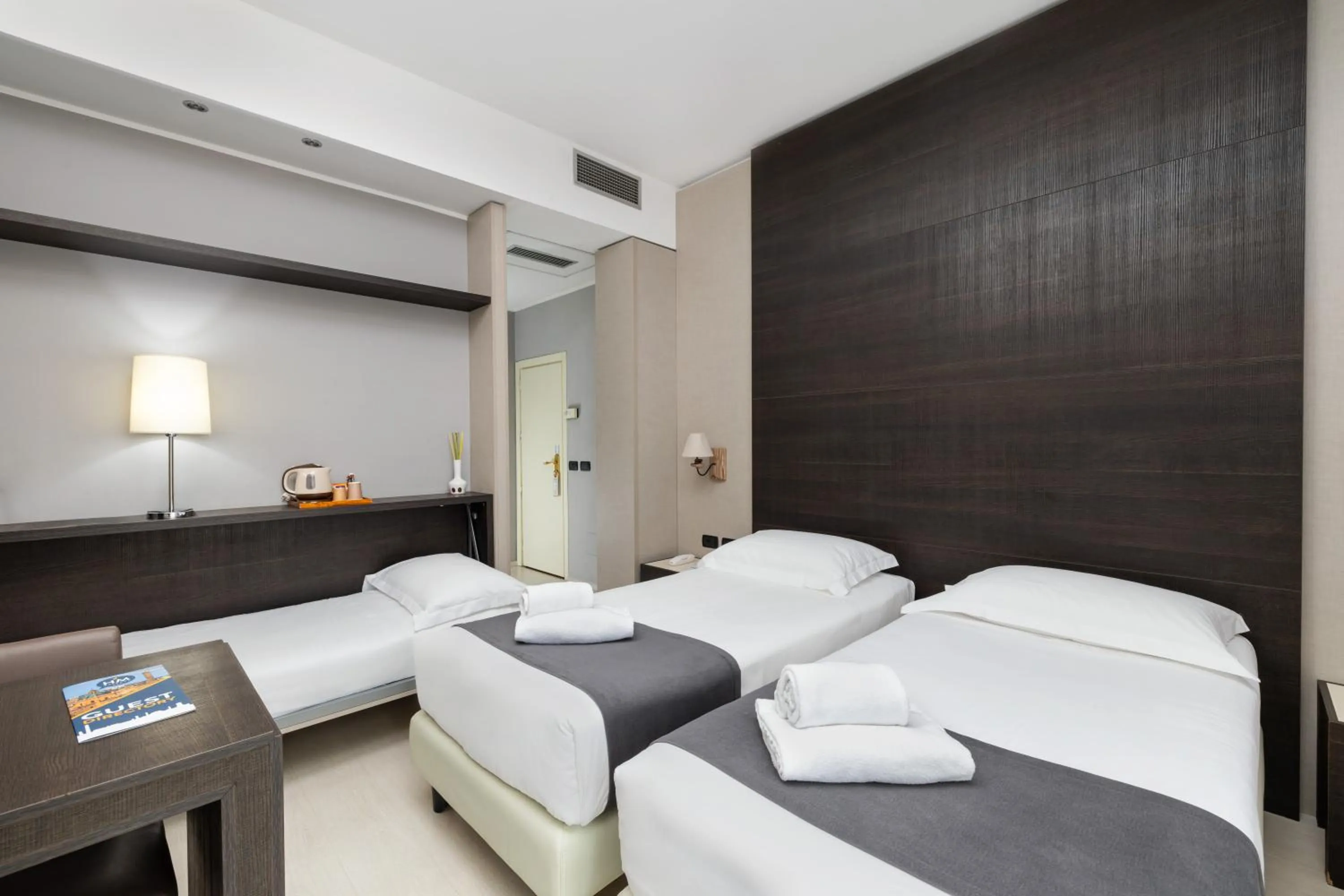 Bed in Hotel Maggiore