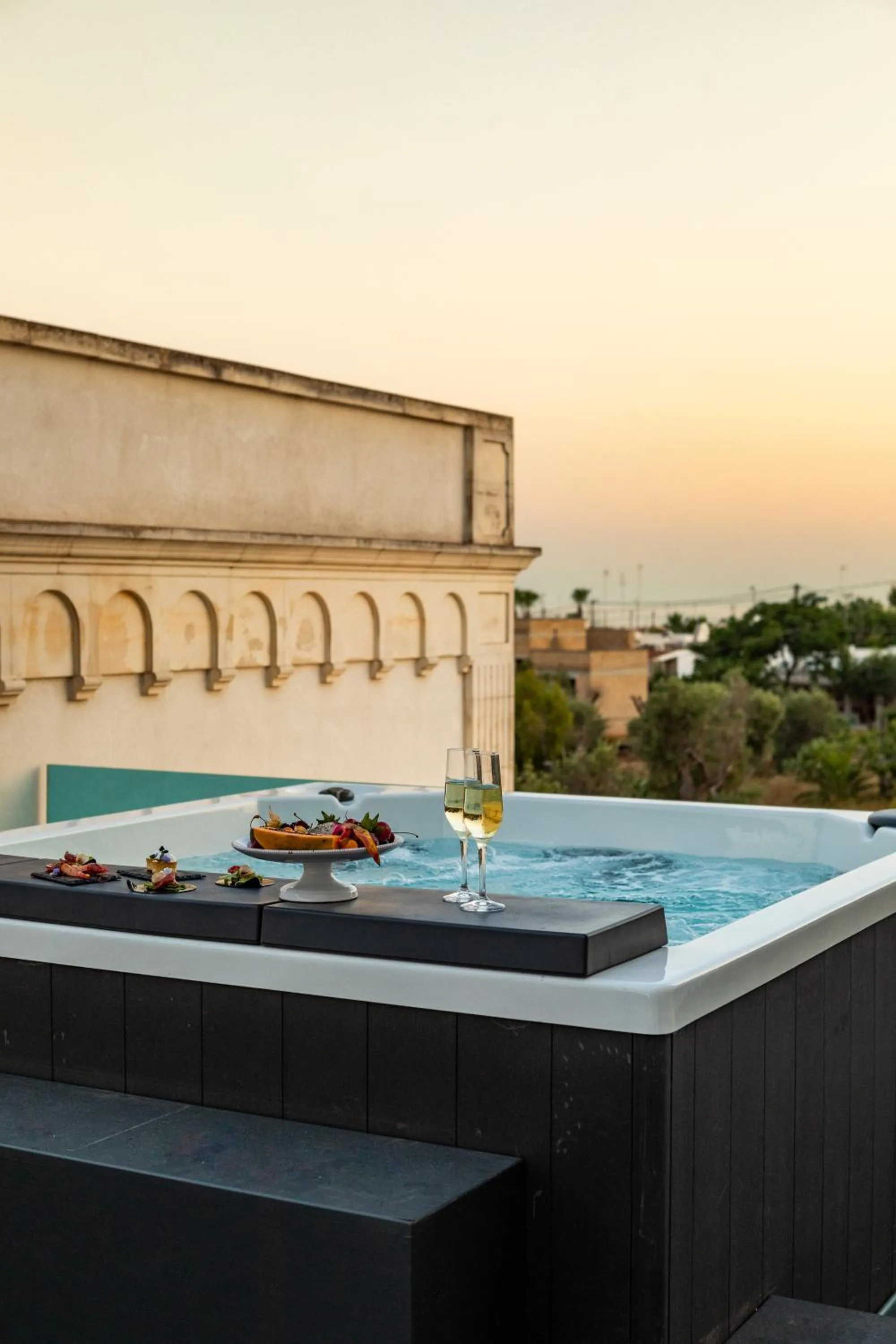 Hot Tub in Giardino Dei Pini - Boutique Hotel