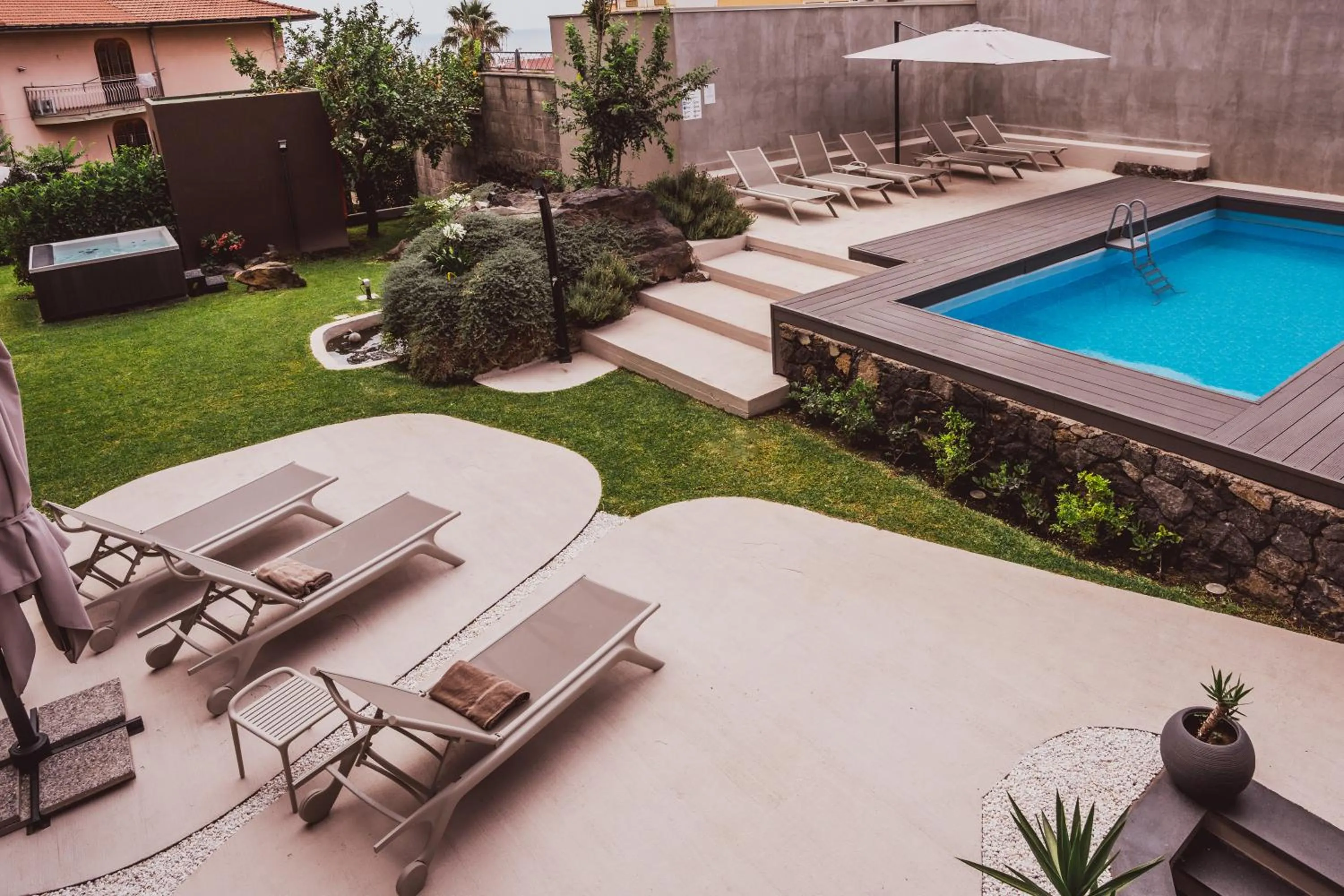 Swimming pool in Ollen apartments