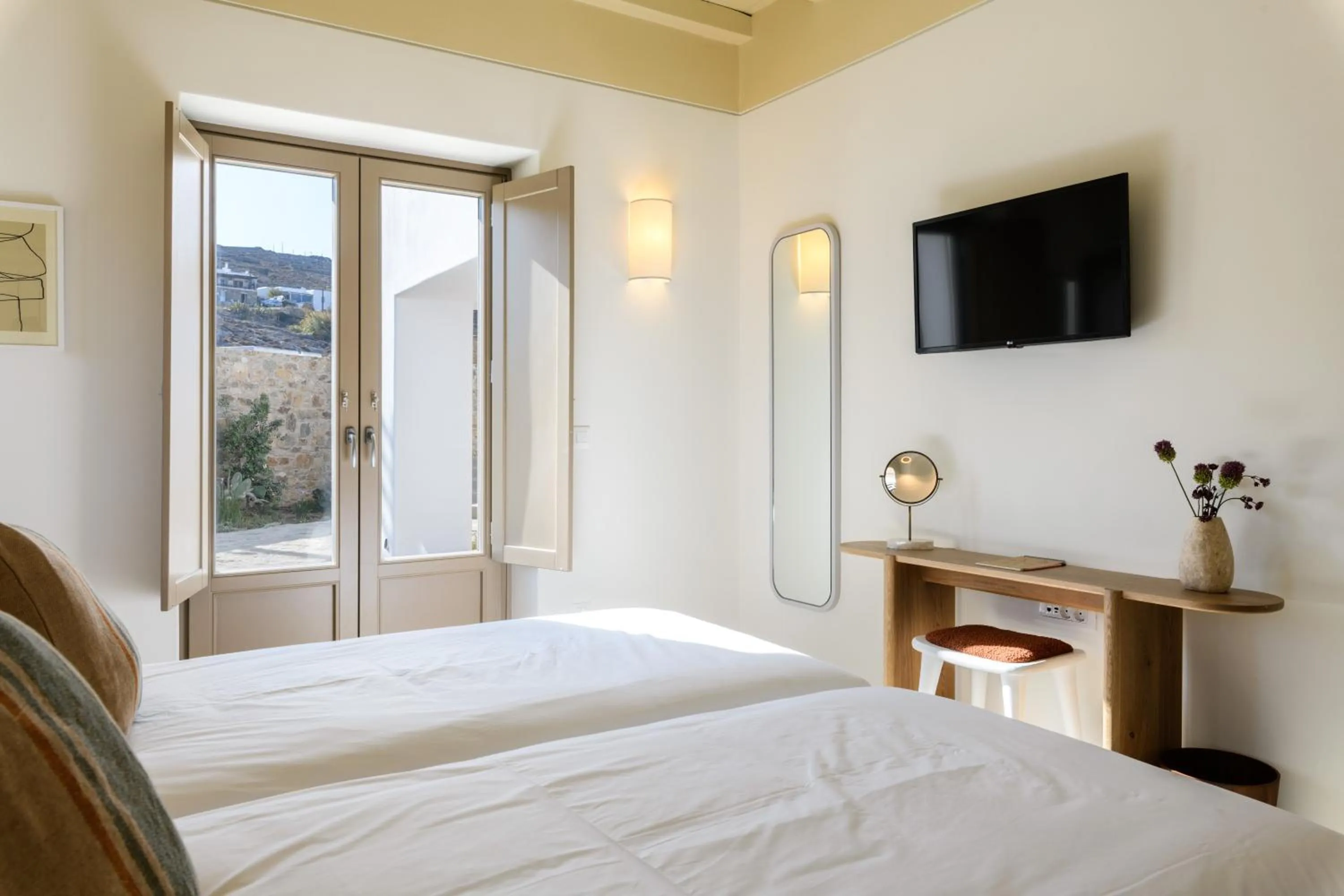 TV and multimedia, Bed in Camarades Mykonos