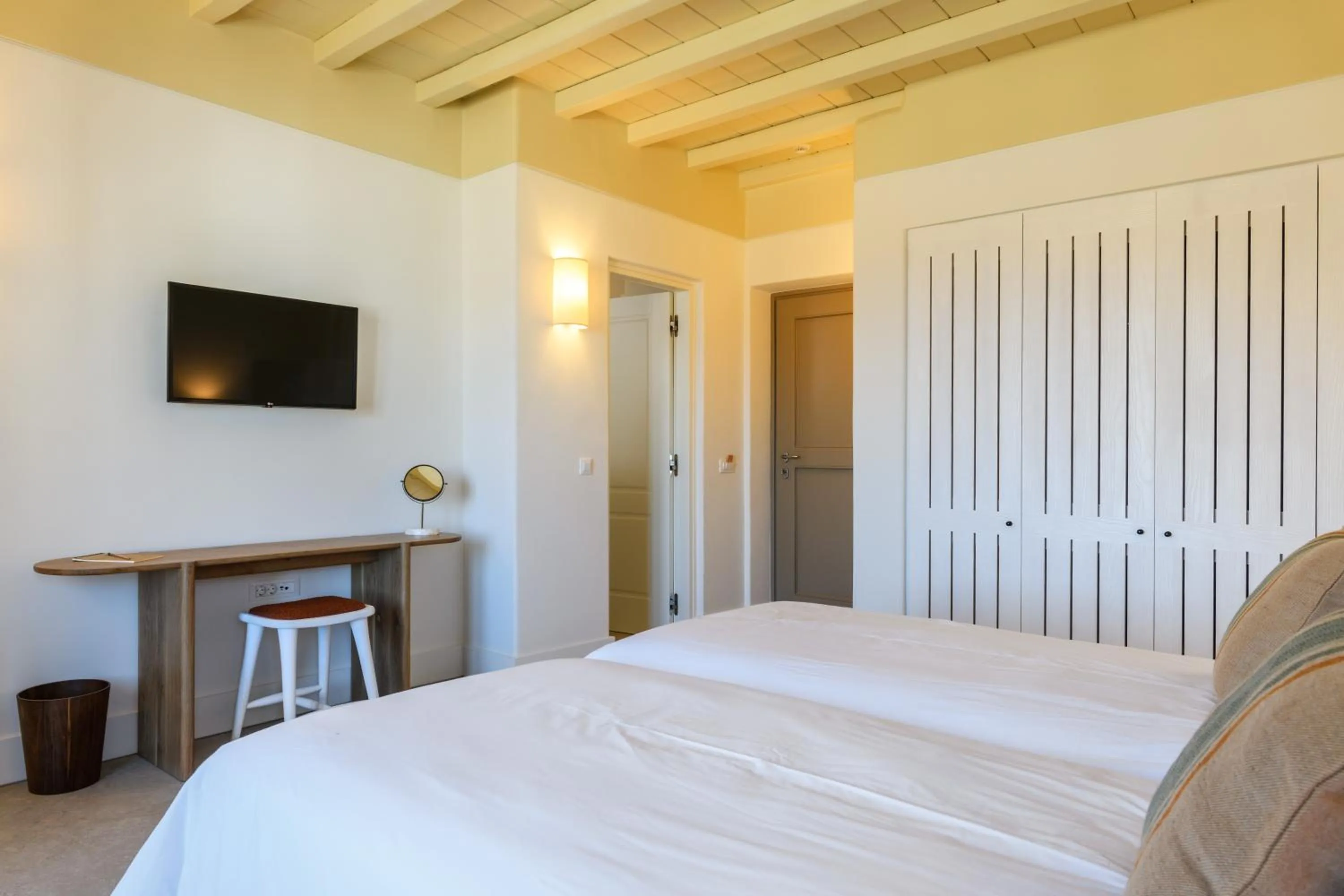 TV and multimedia, Bed in Camarades Mykonos