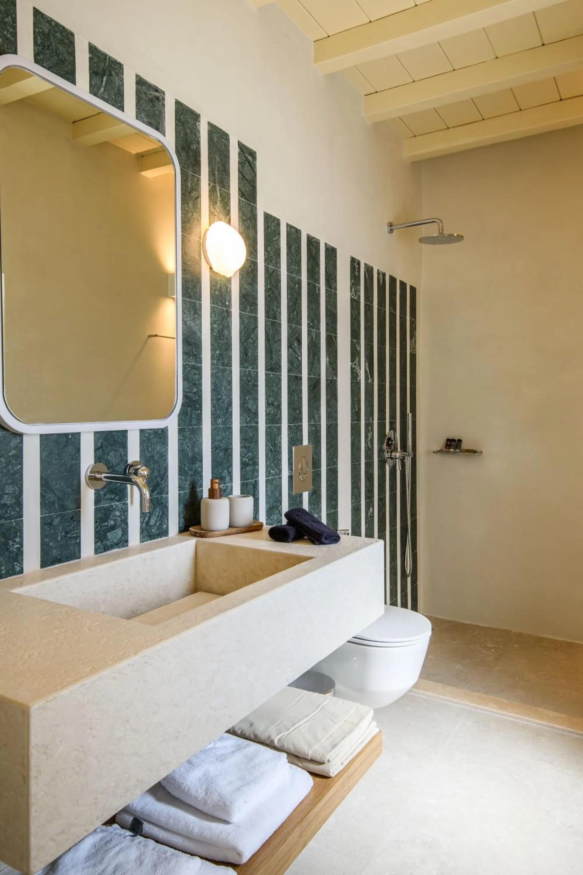 Shower, Bed in Camarades Mykonos