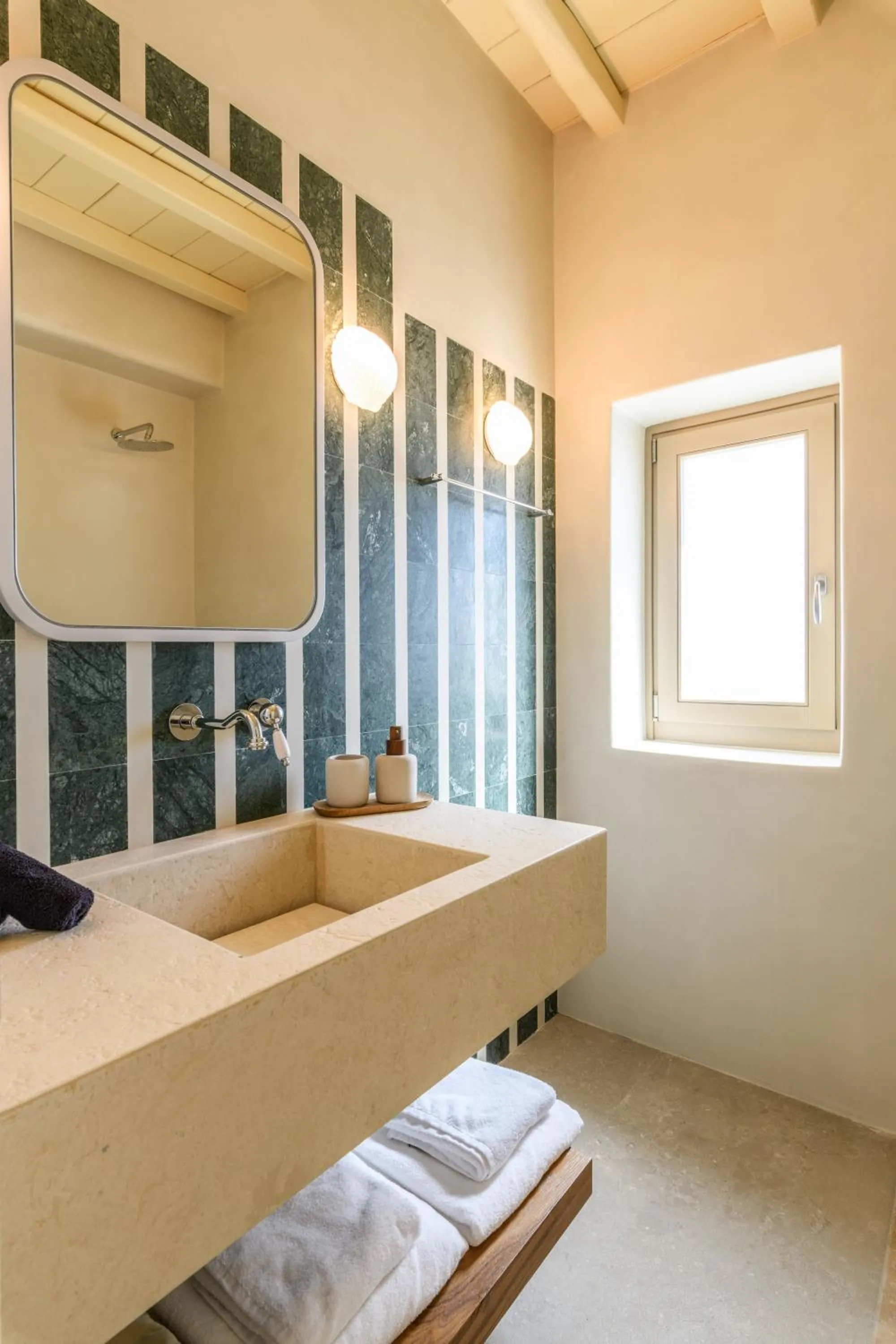 Shower, Bed in Camarades Mykonos