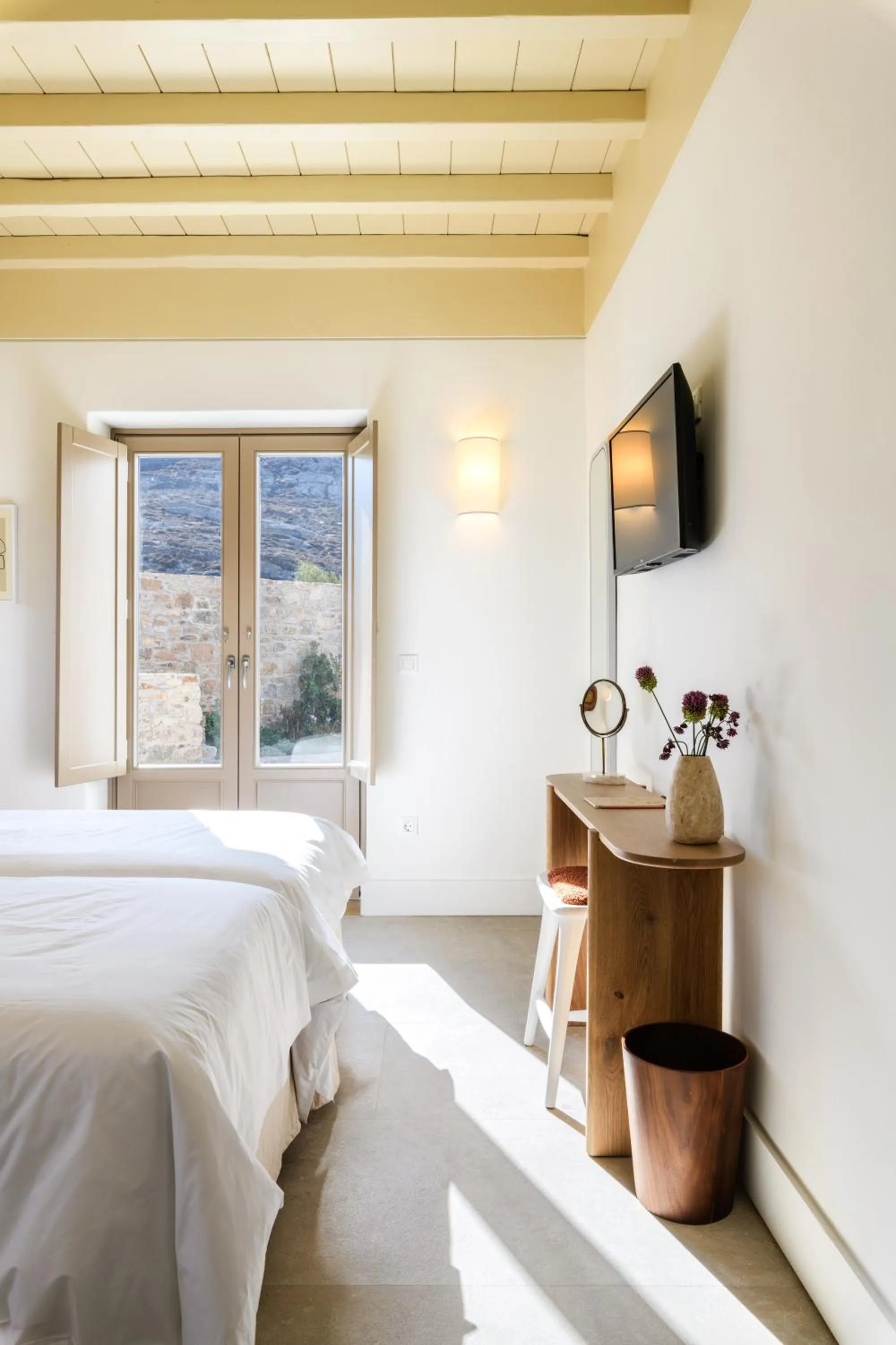 TV and multimedia, Bed in Camarades Mykonos