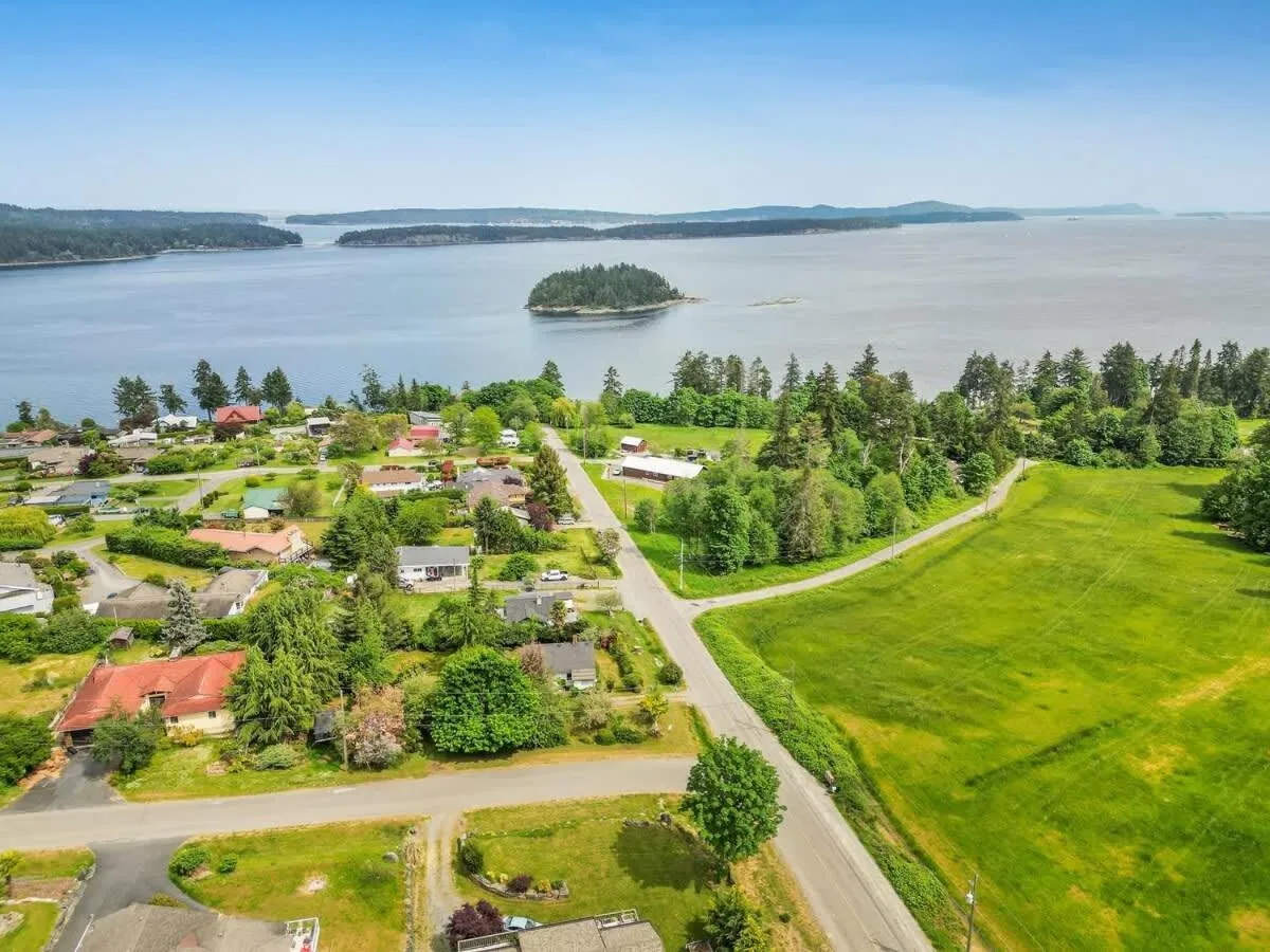 Dragonfly Cottage by EMR Vacation Rentals