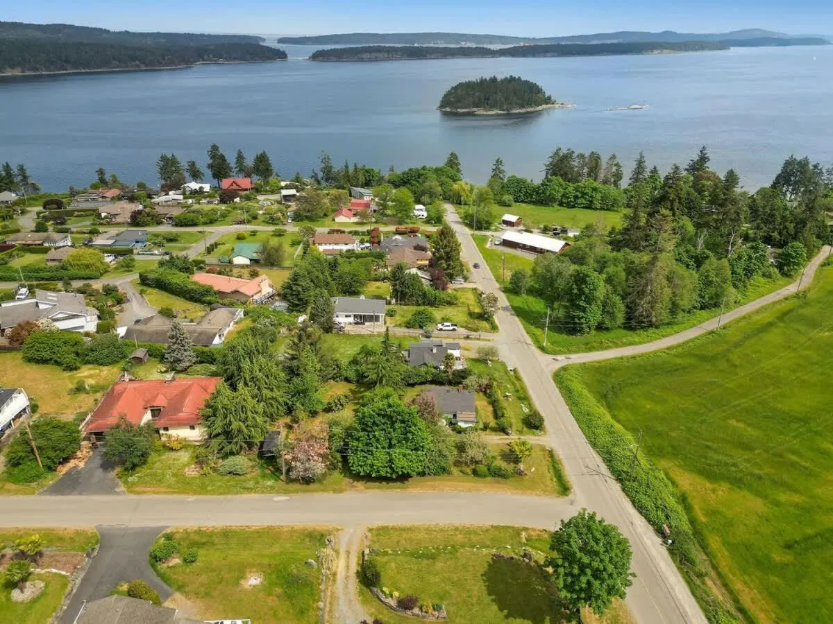 Dragonfly Cottage by EMR Vacation Rentals