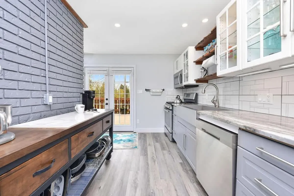 Dragonfly Cottage by EMR Vacation Rentals