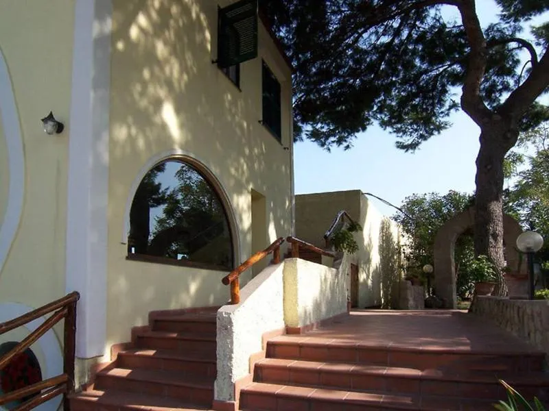 Facade/entrance in Albergo Villa Hibiscus