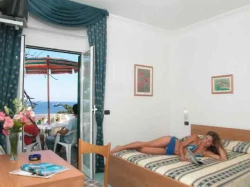 Bed in Albergo Villa Hibiscus