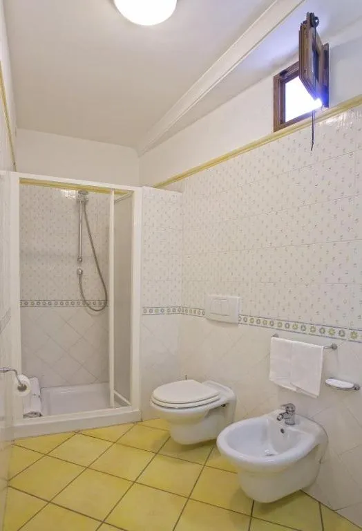 Bathroom in Albergo Villa Hibiscus