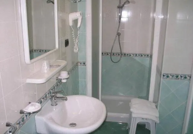 Bathroom in Albergo Villa Hibiscus