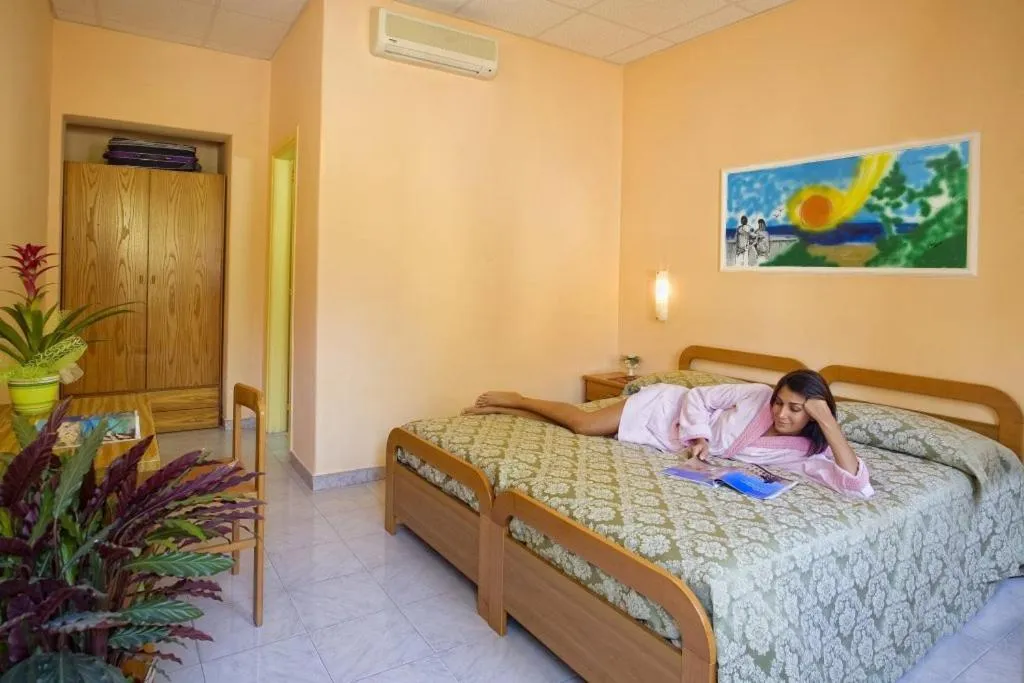 Bed in Albergo Villa Hibiscus