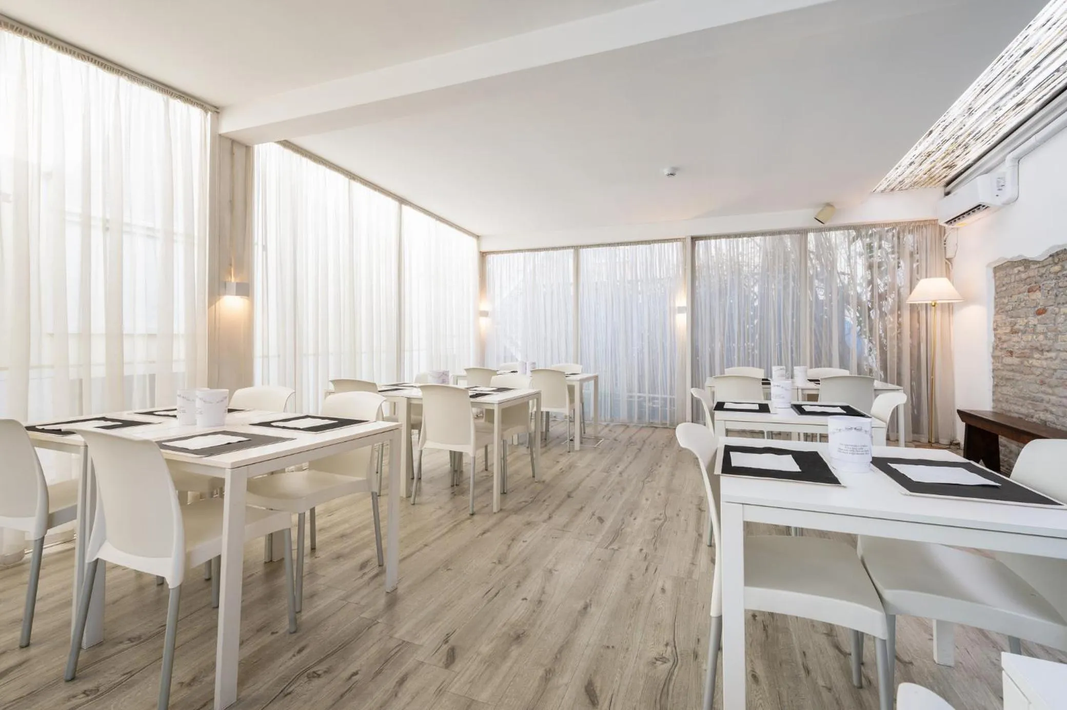 Restaurant/places to eat in Hotel Diana