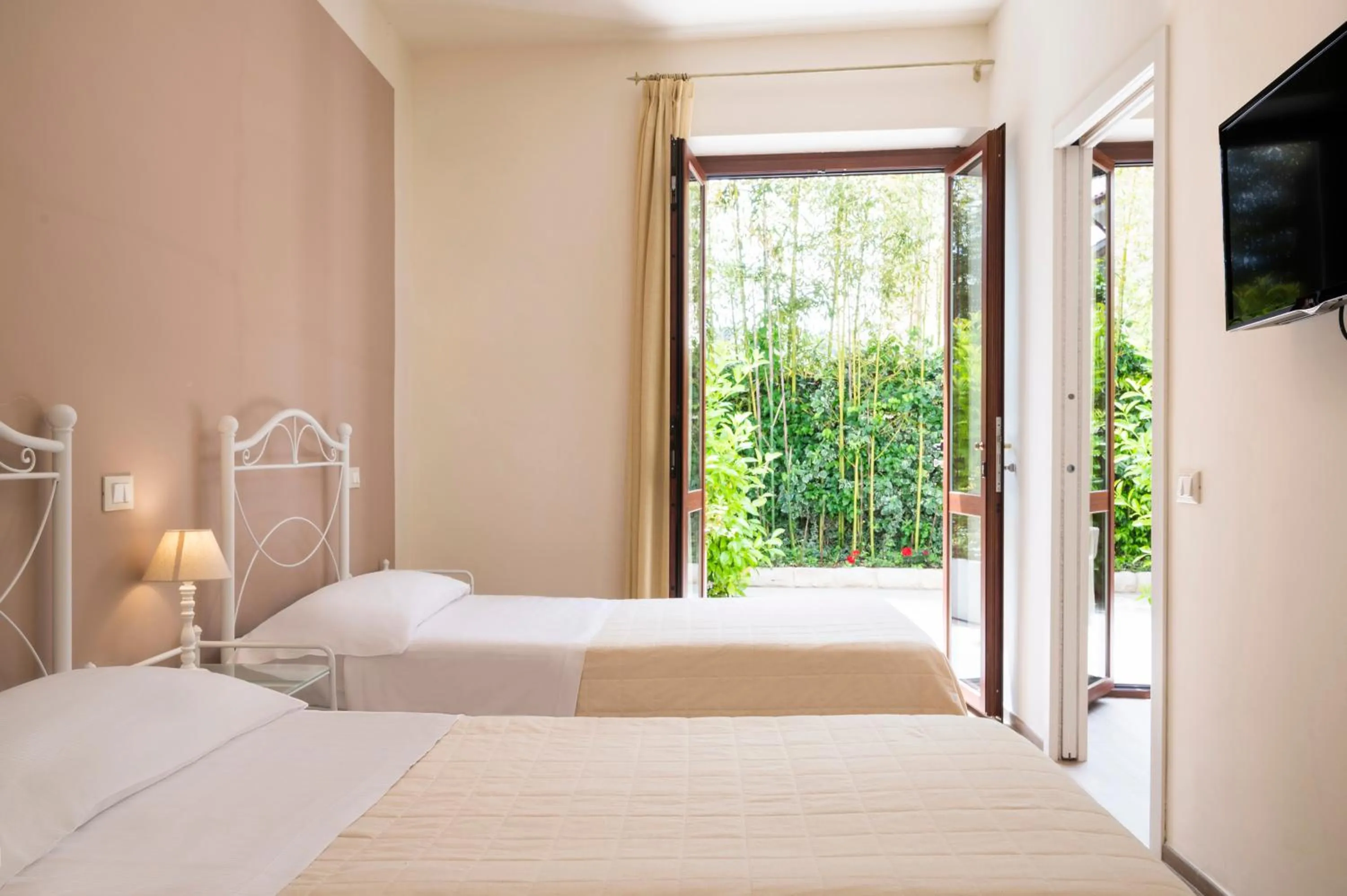 Bed in Hotel Giardino Suites&Spa