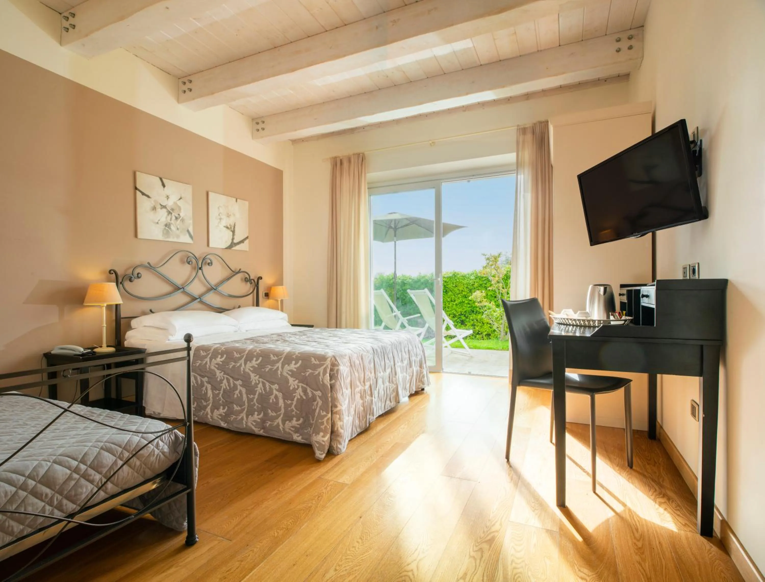 Bed in Hotel Giardino Suites&Spa