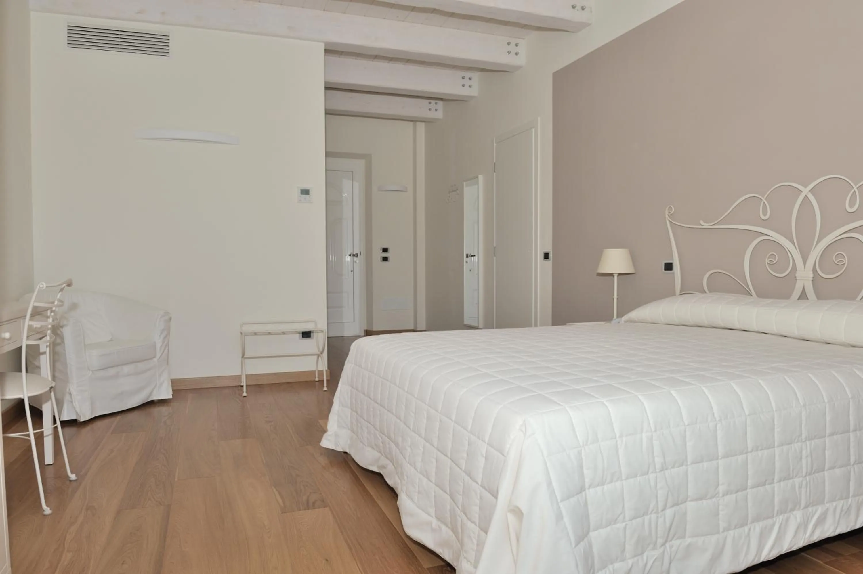 Bed in Hotel Giardino Suites&Spa