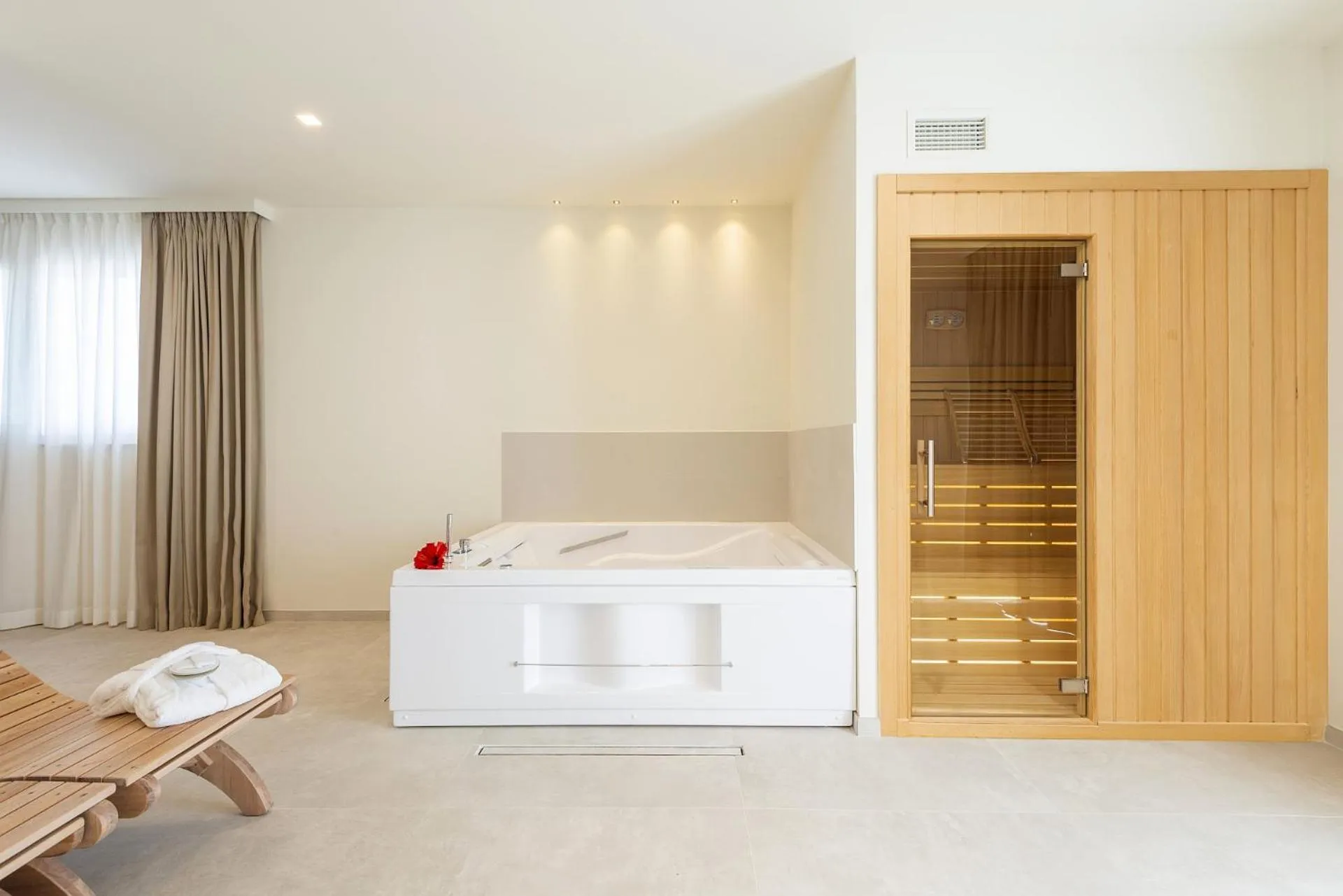 Bed in Hotel Giardino Suites&Spa