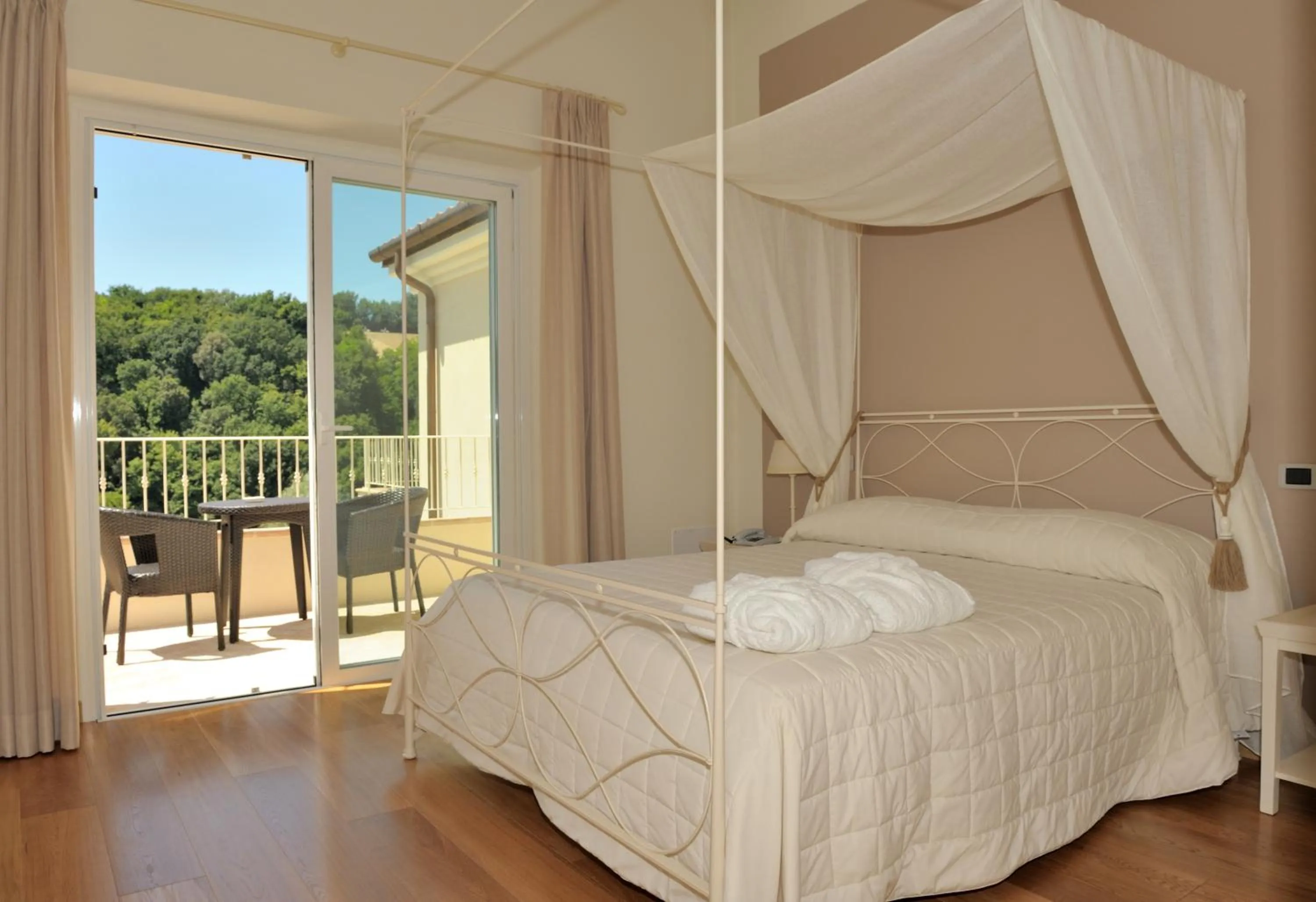 Bed in Hotel Giardino Suites&Spa