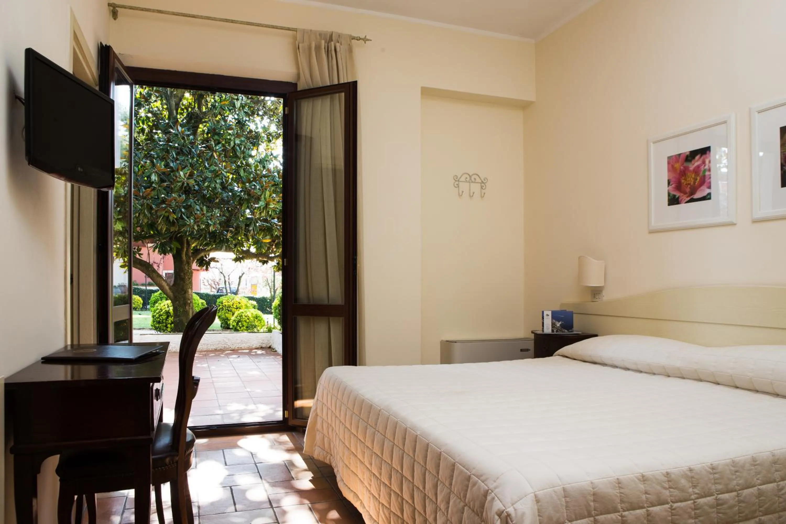 Bed in Hotel Giardino Suites&Spa