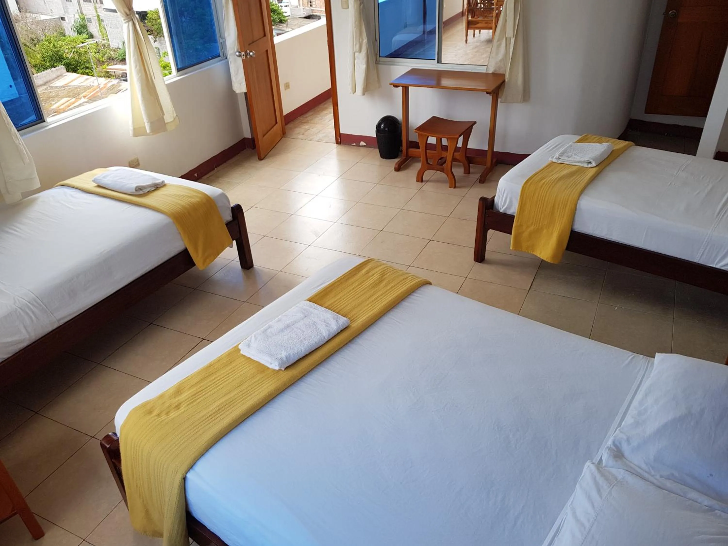 Photo of the whole room, Bed in Gloria - Galápagos Inn