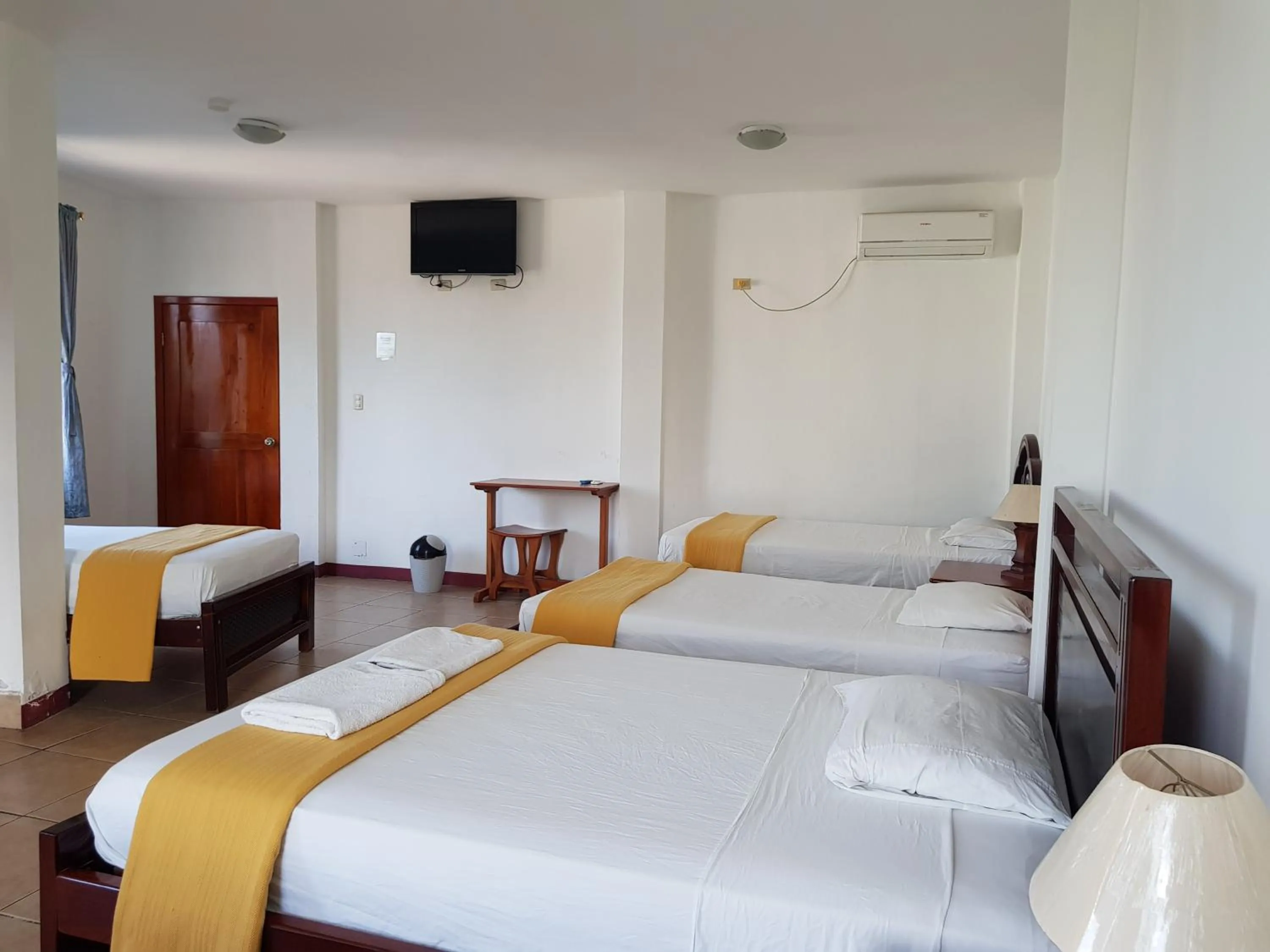 Photo of the whole room, Bed in Gloria - Galápagos Inn