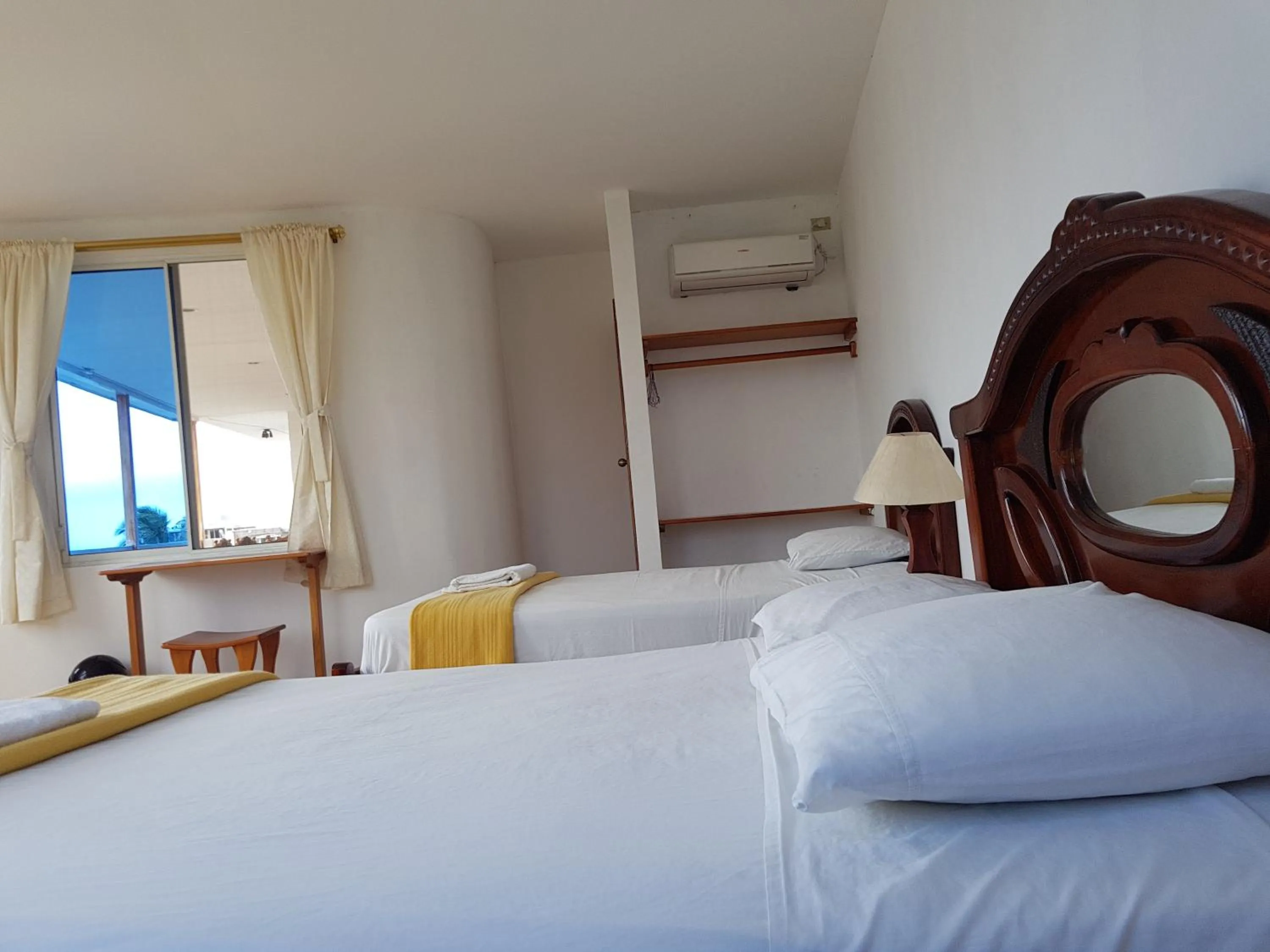 Photo of the whole room, Bed in Gloria - Galápagos Inn