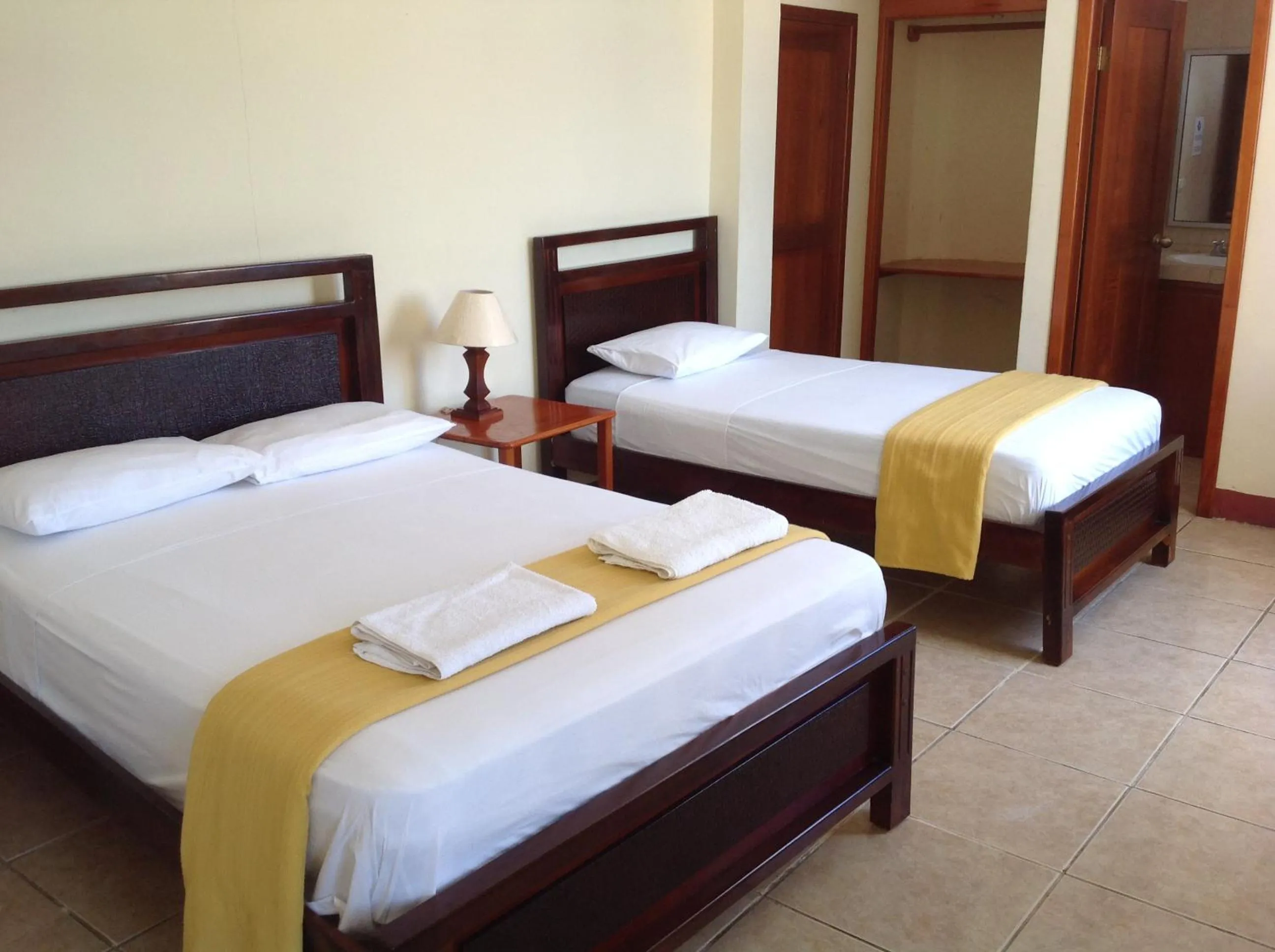 Photo of the whole room, Bed in Gloria - Galápagos Inn