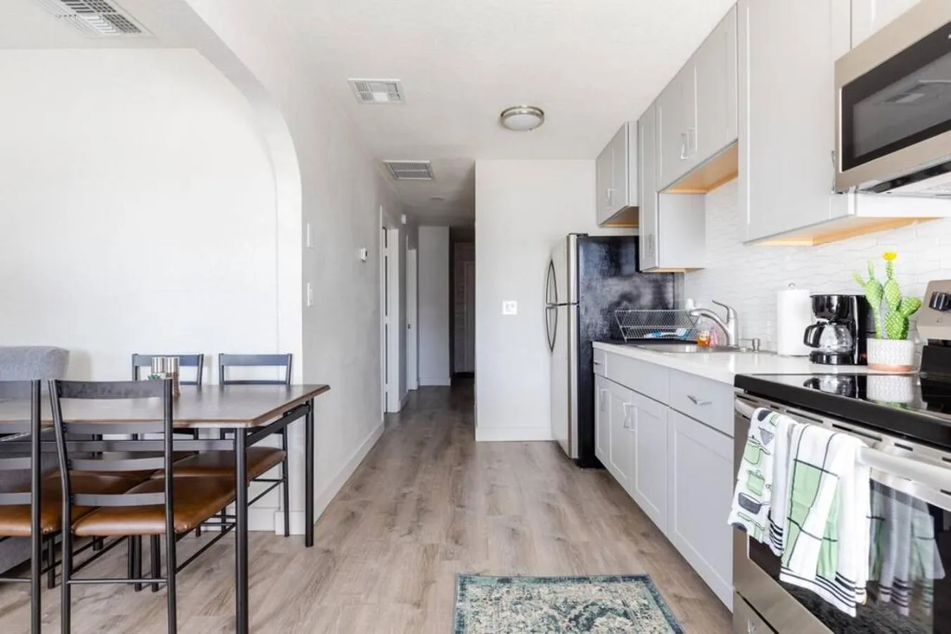 Spacious 2BR Condo, Steps to Downtown Gilbert, King Bed & Laundry