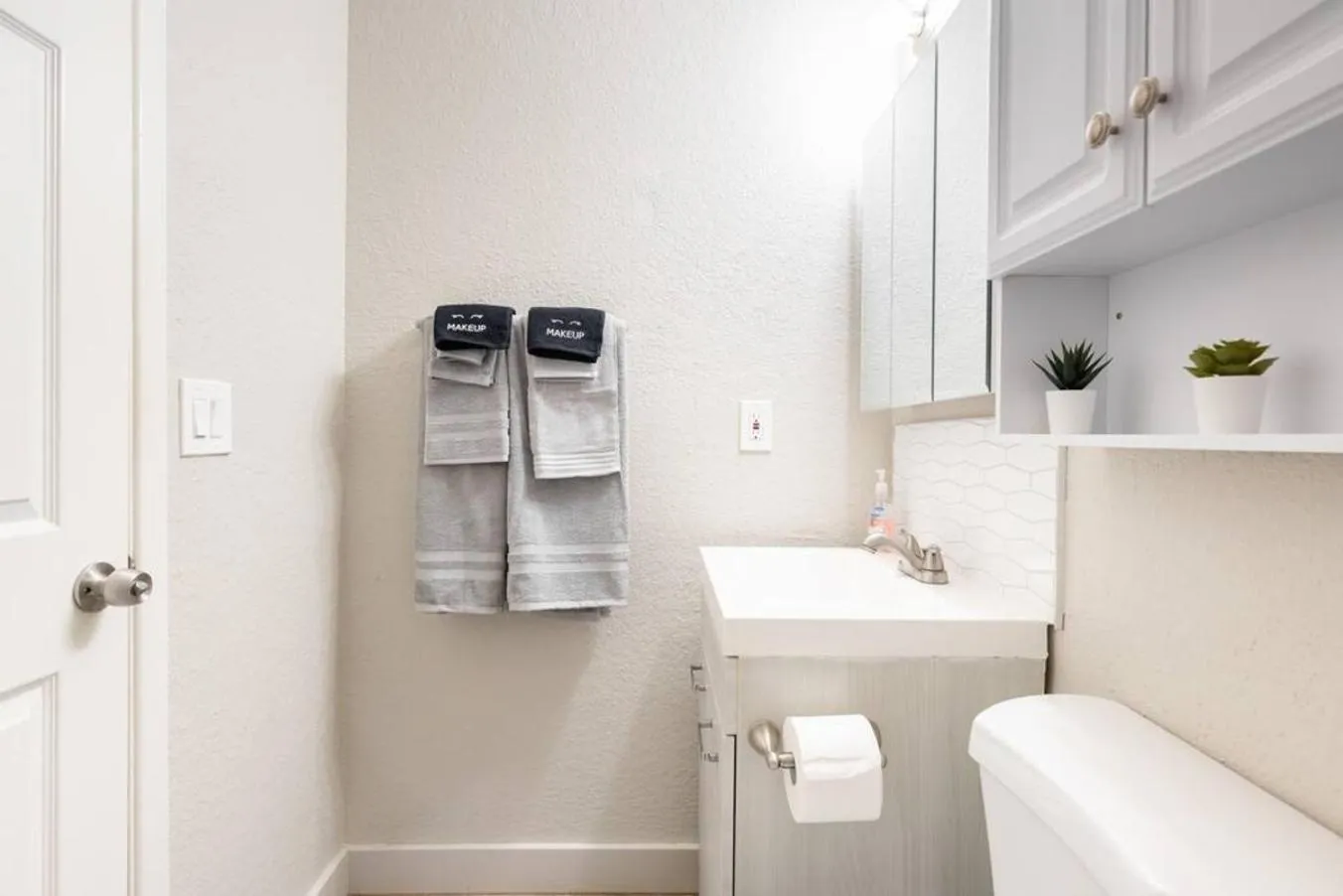 Spacious 2BR Condo, Steps to Downtown Gilbert, King Bed & Laundry