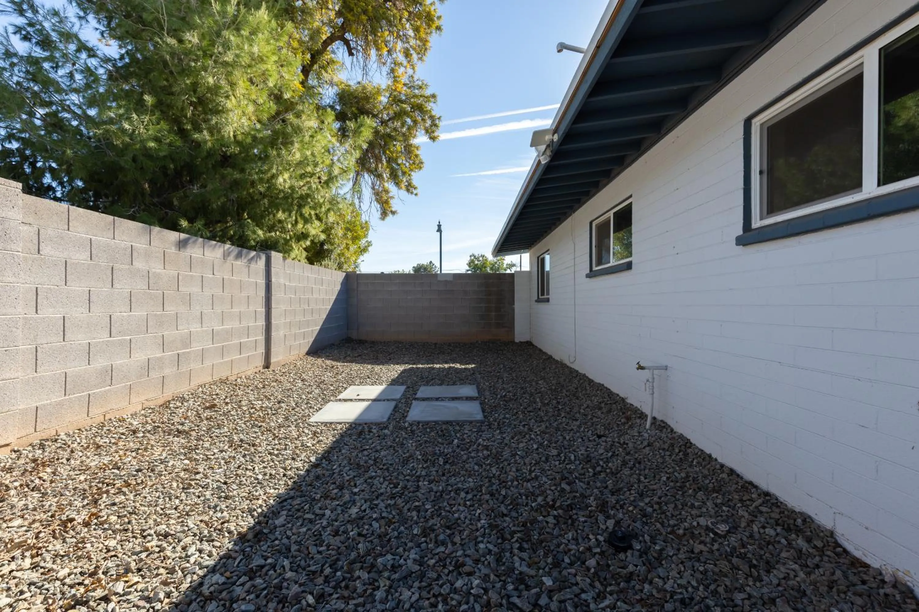 Spacious 2BR Condo, Steps to Downtown Gilbert, King Bed & Laundry