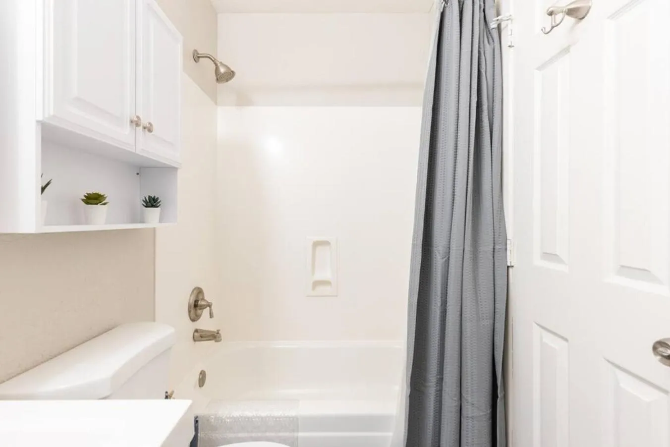 Spacious 2BR Condo, Steps to Downtown Gilbert, King Bed & Laundry