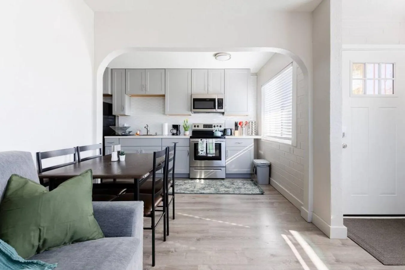 Spacious 2BR Condo, Steps to Downtown Gilbert, King Bed & Laundry