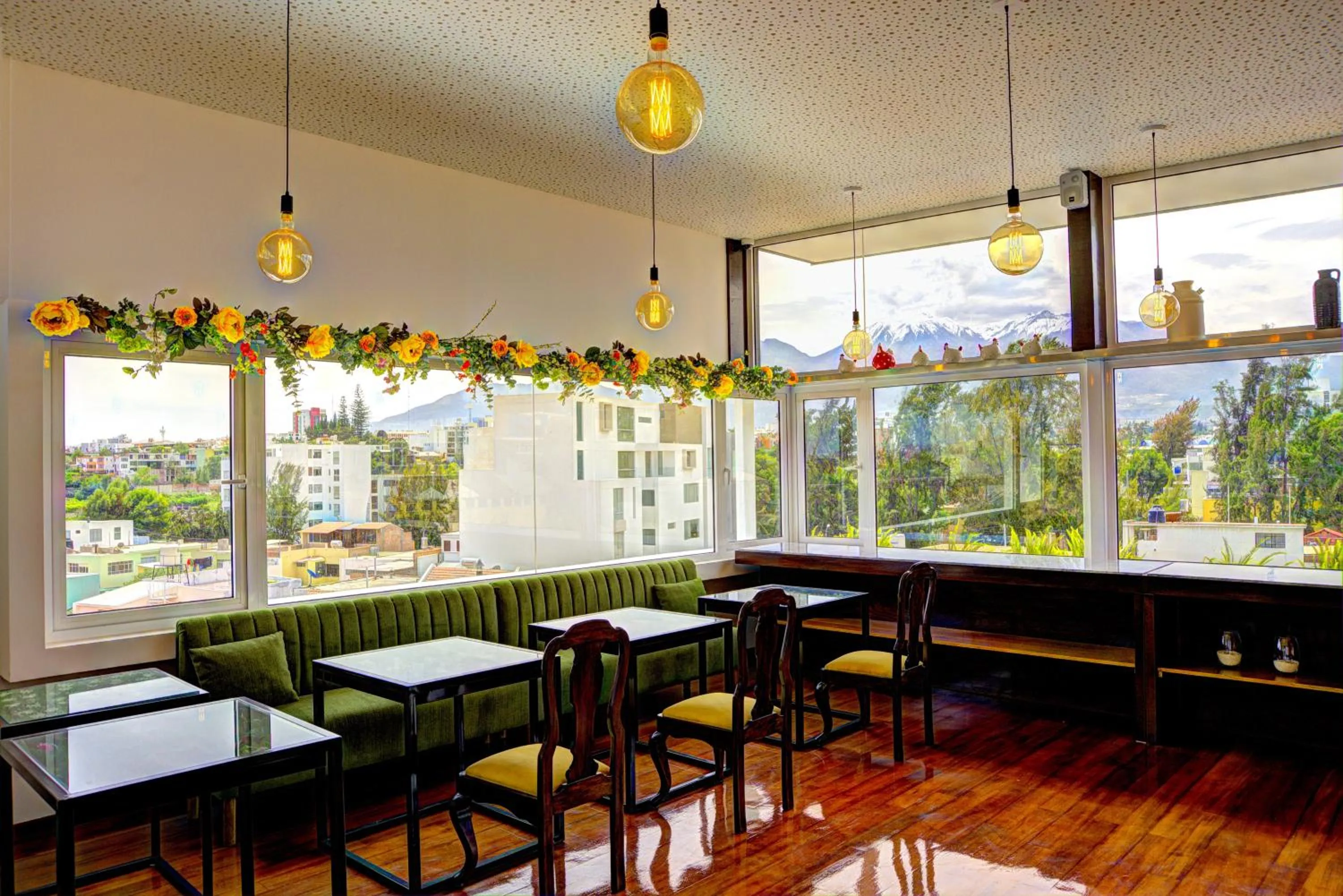 Restaurant/places to eat in Mint Hotel