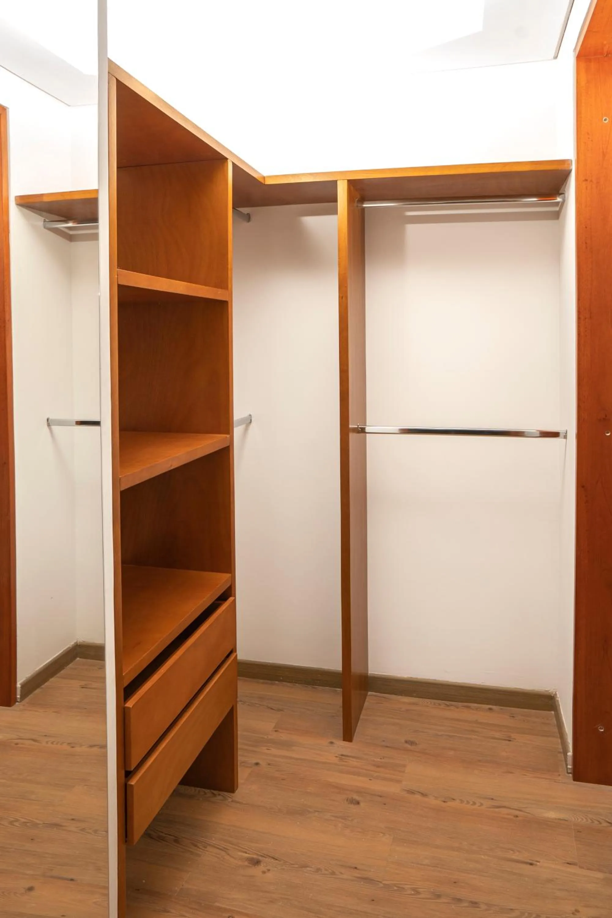 wardrobe in HOTEL KARAYA DIVE RESORT