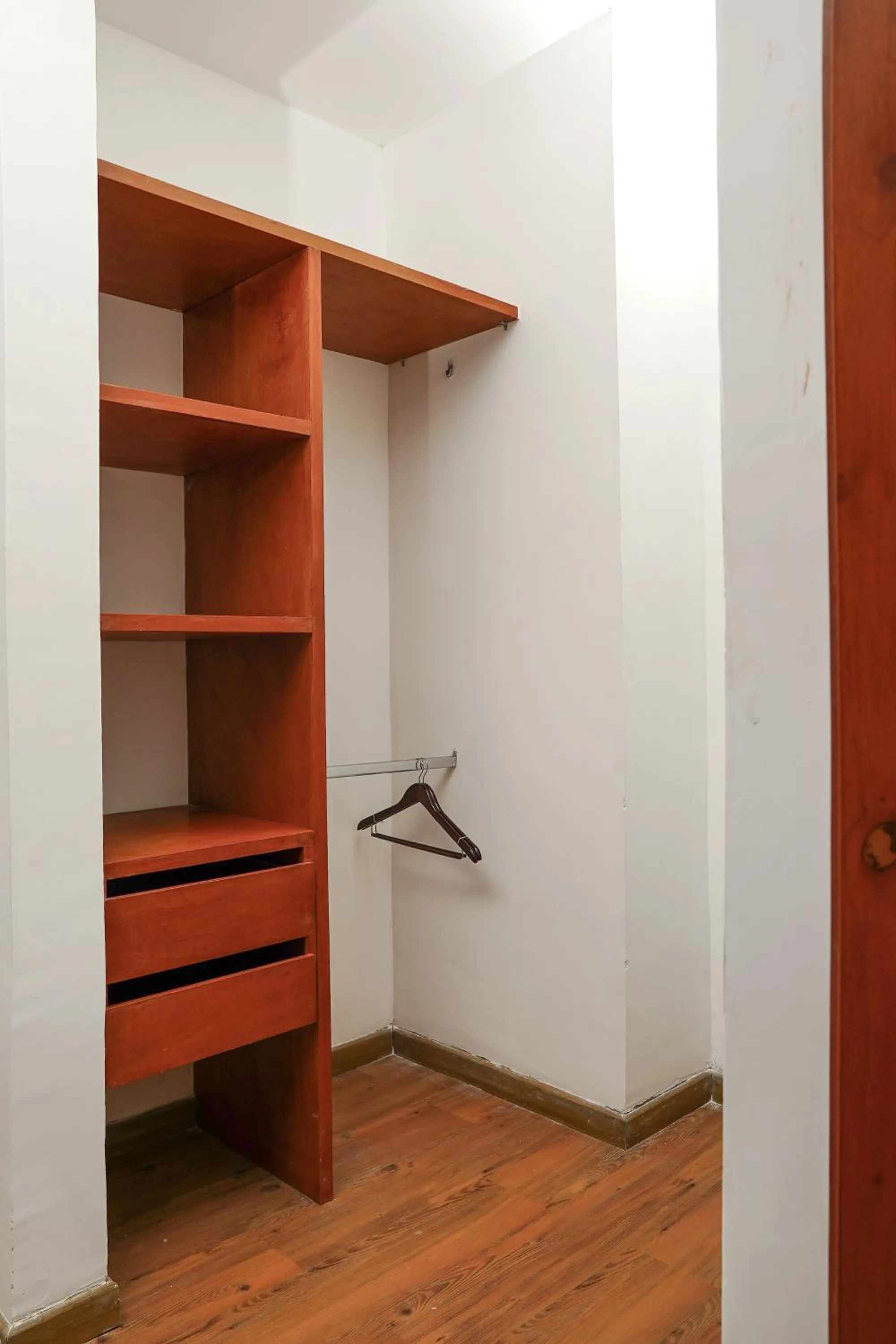 wardrobe in HOTEL KARAYA DIVE RESORT