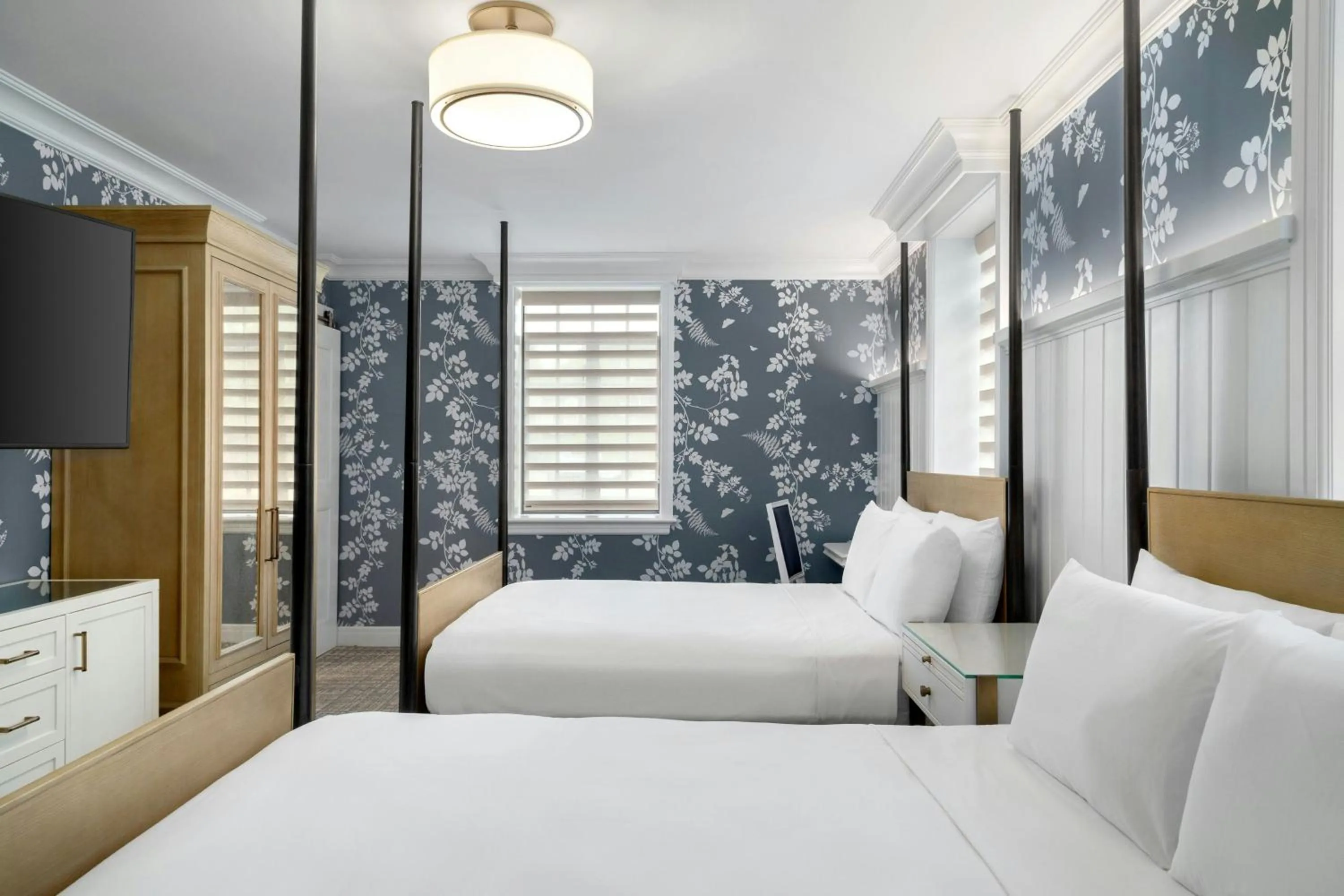 Photo of the whole room, Bed in St. Clair Inn