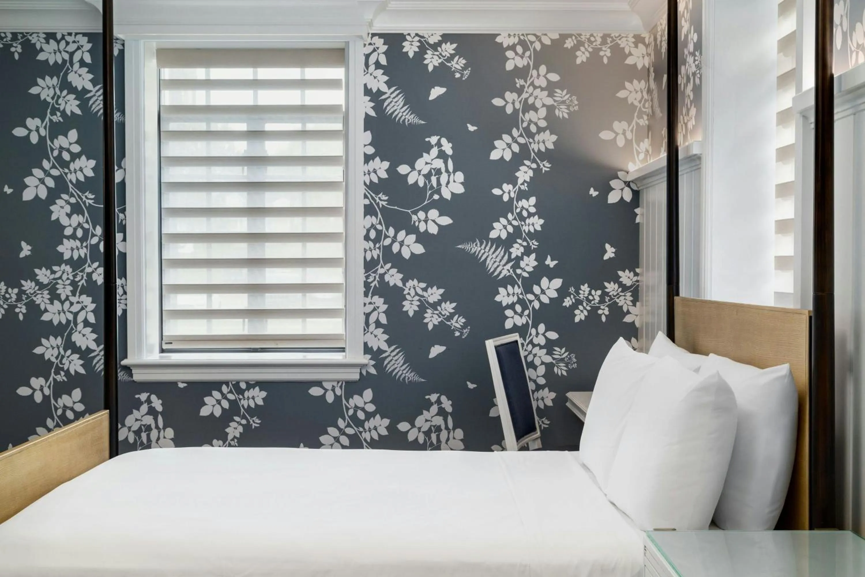 Photo of the whole room, Bed in St. Clair Inn