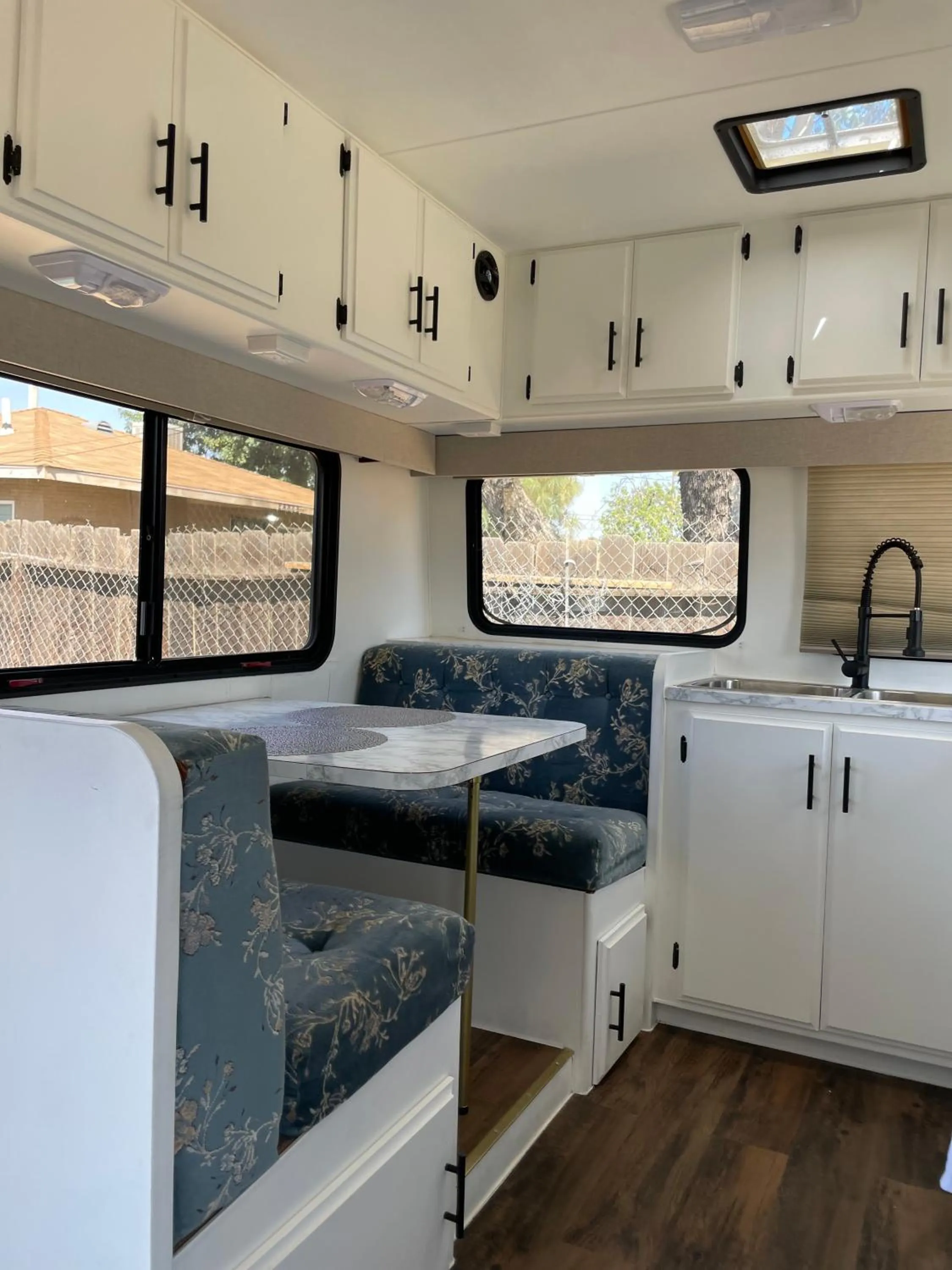 Breakfast in RV2 Stunning RV Private Netflix FreeParking