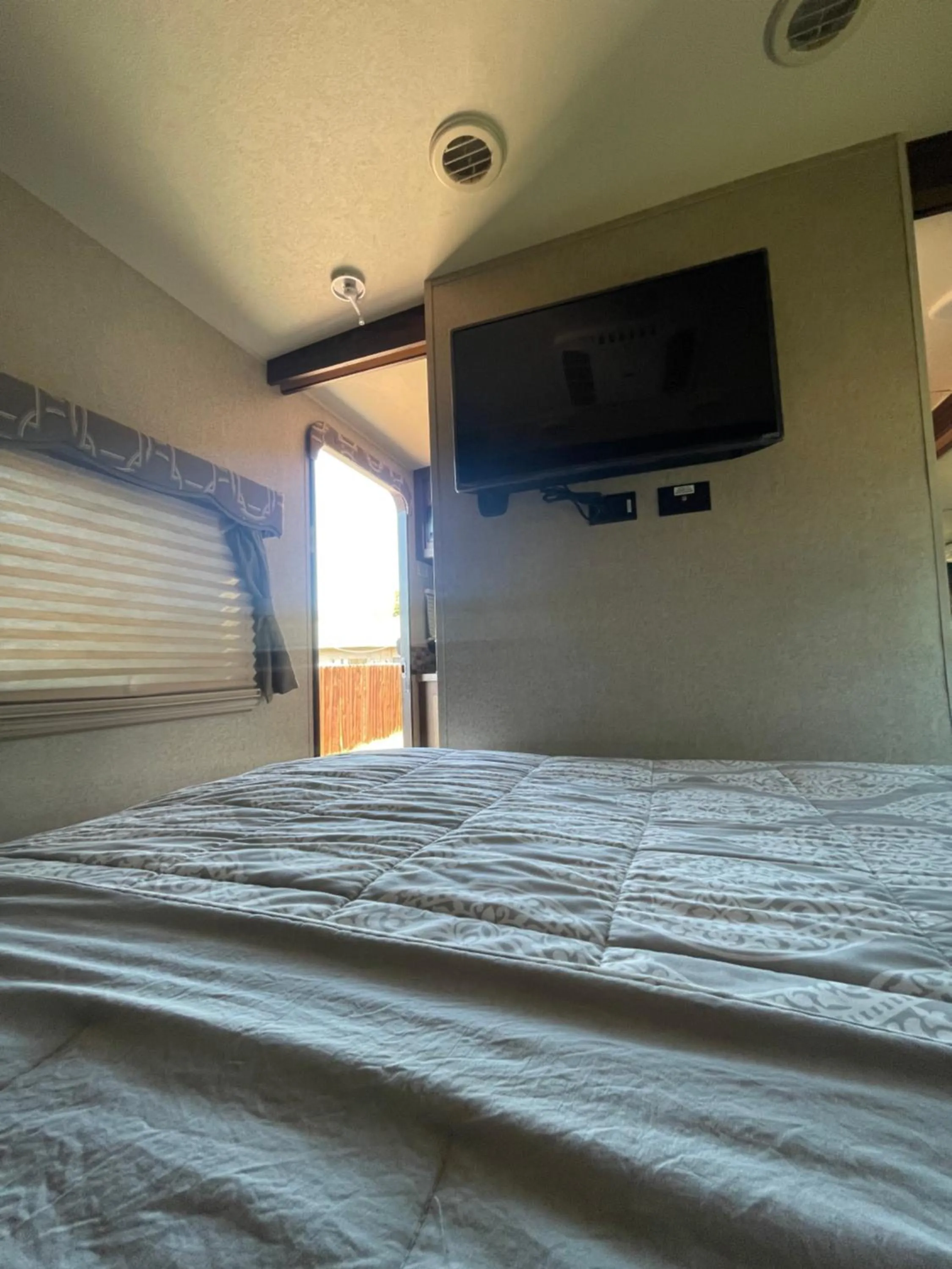 Bed in RV2 Stunning RV Private Netflix FreeParking