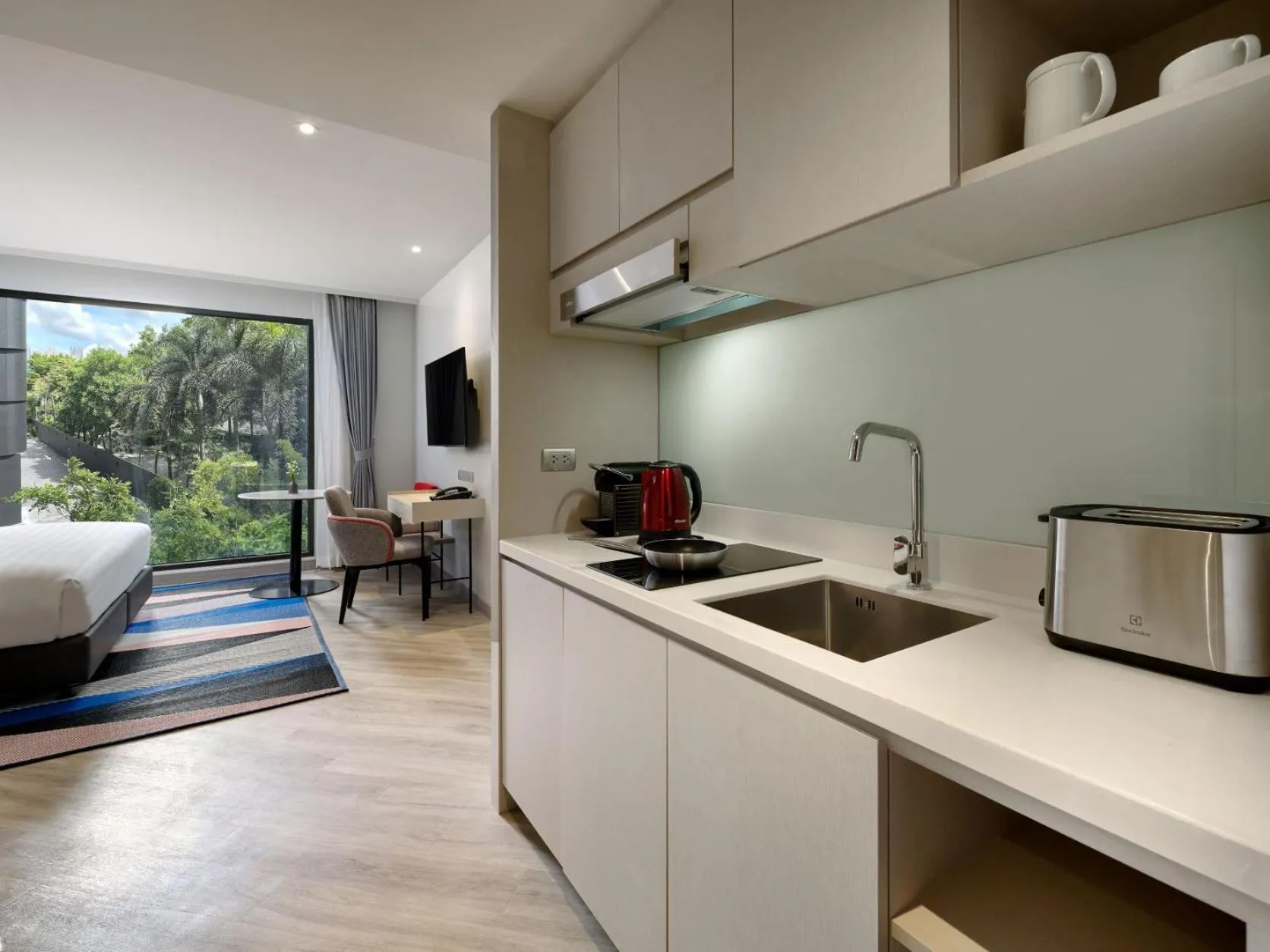 Kitchen or kitchenette, Bed in Oakwood Studios Sukhumvit Bangkok