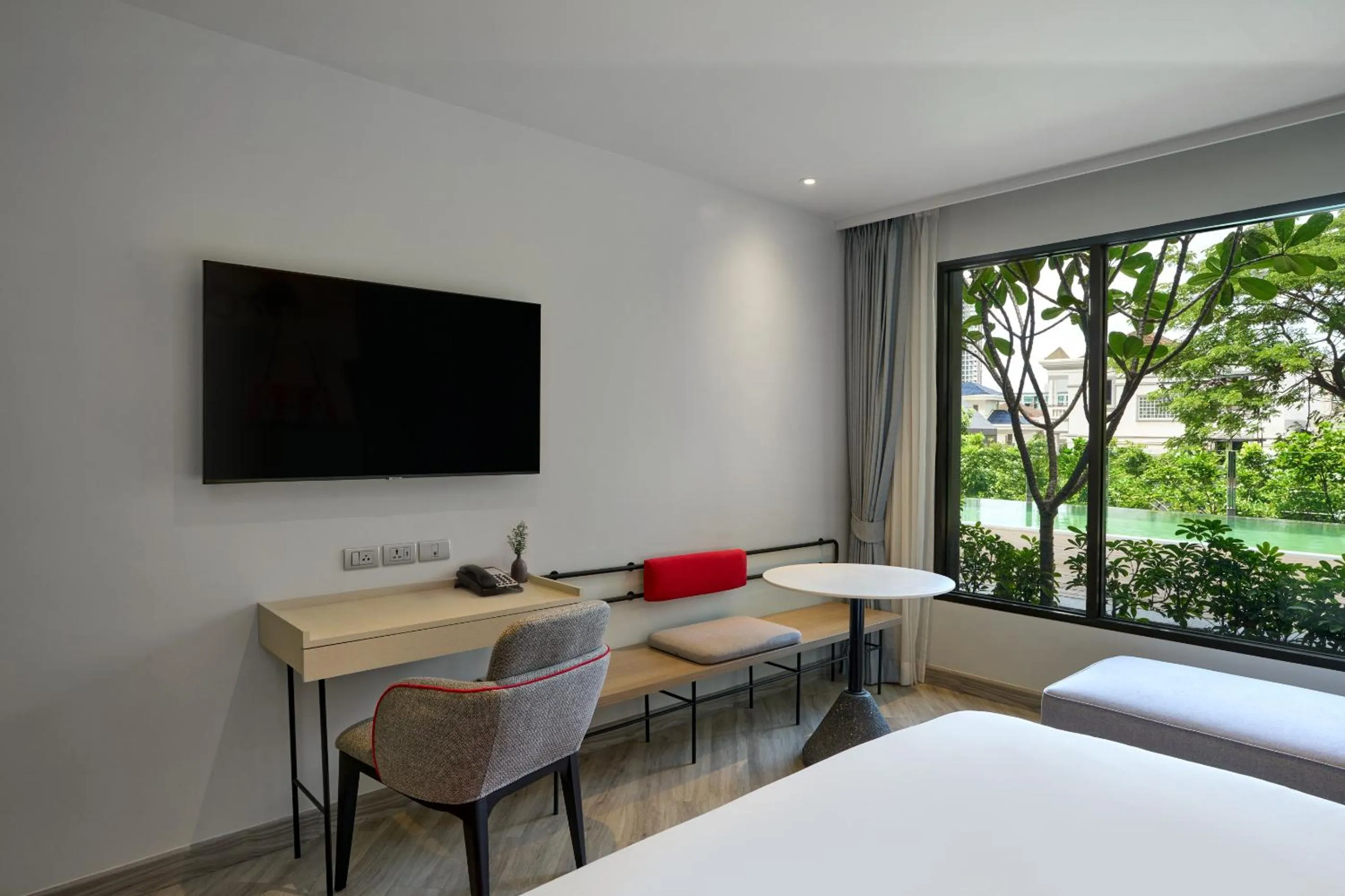 TV and multimedia, Bed in Oakwood Studios Sukhumvit Bangkok