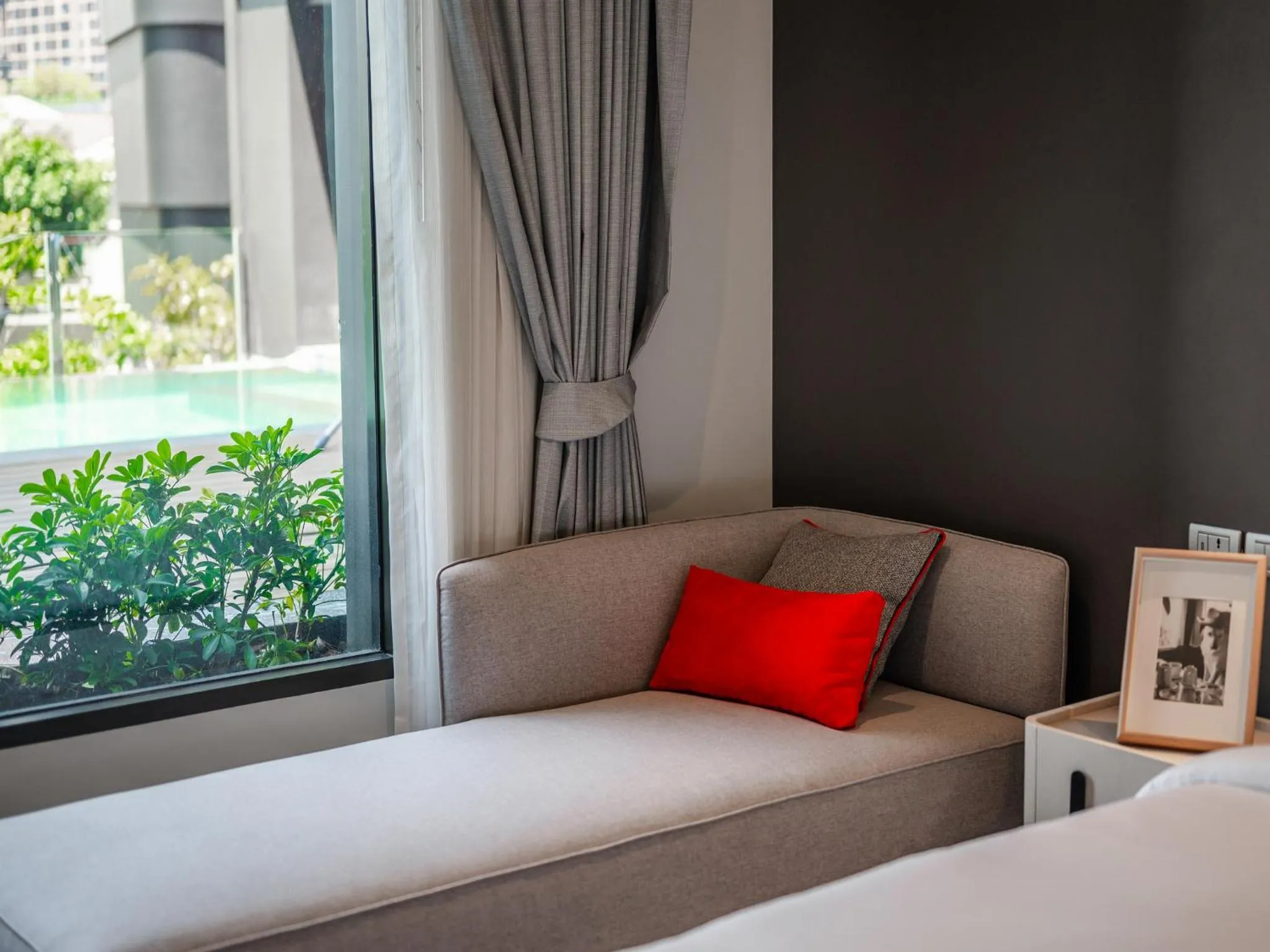 Seating area, Bed in Oakwood Studios Sukhumvit Bangkok