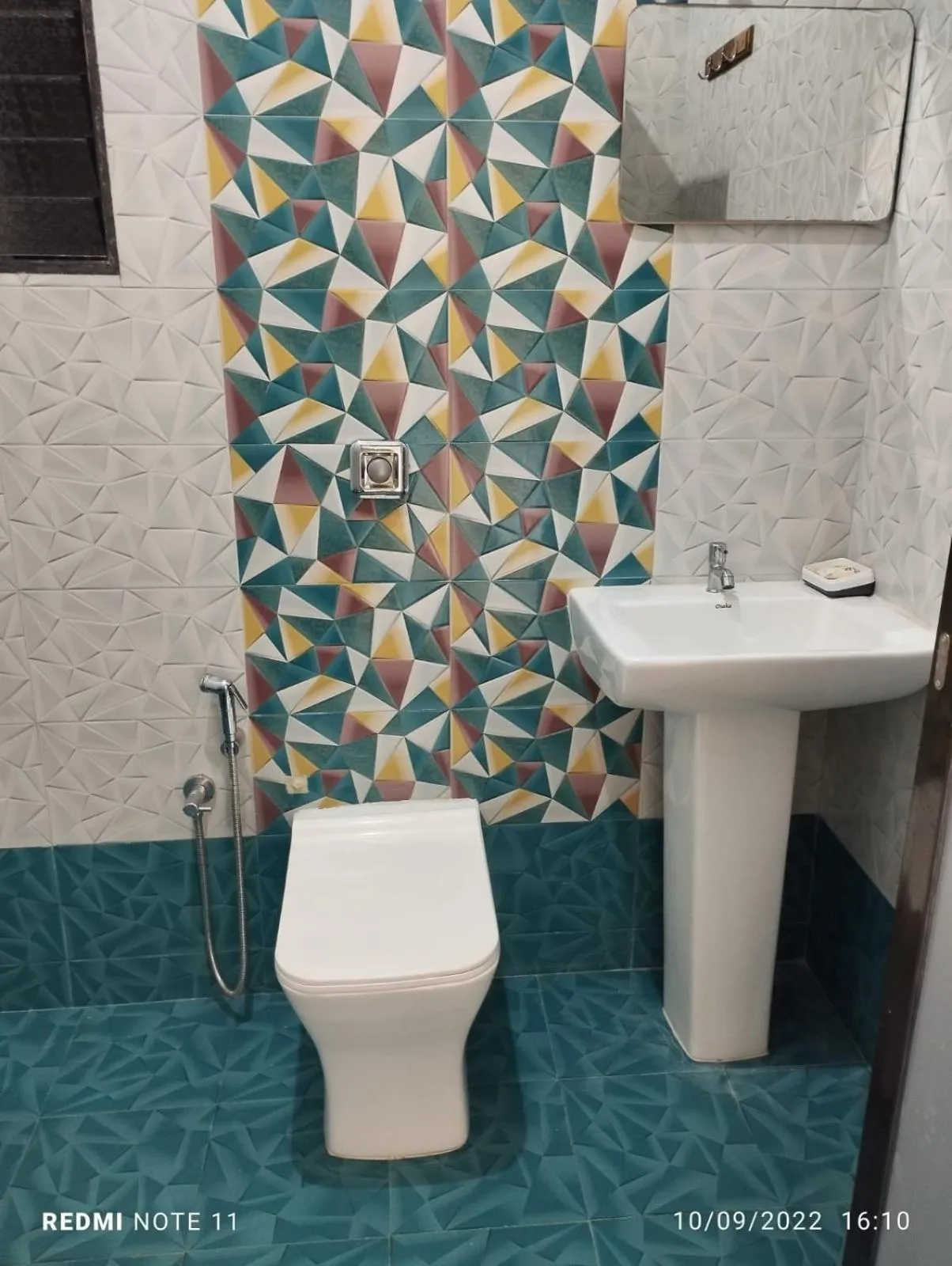 Toilet in Hotel Kavijay Sea View