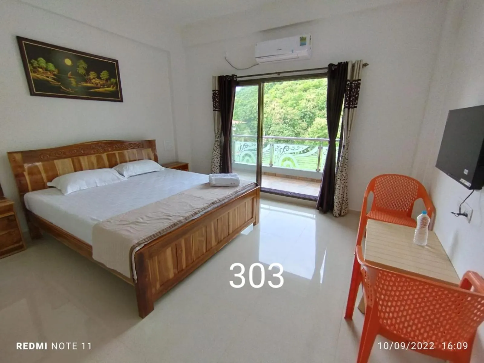 Living room, Bed in Hotel Kavijay Sea View
