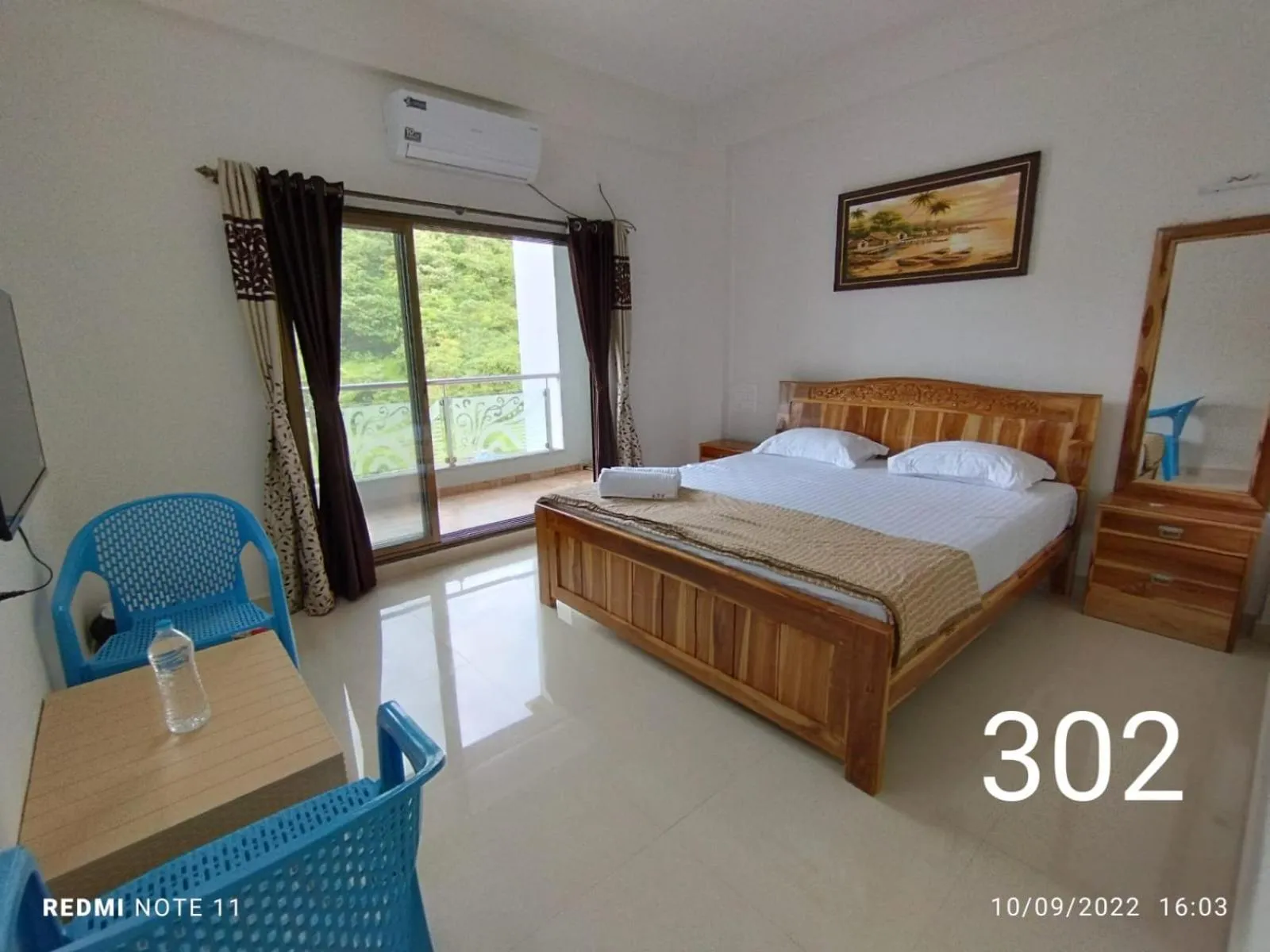 Communal lounge/ TV room, Bed in Hotel Kavijay Sea View