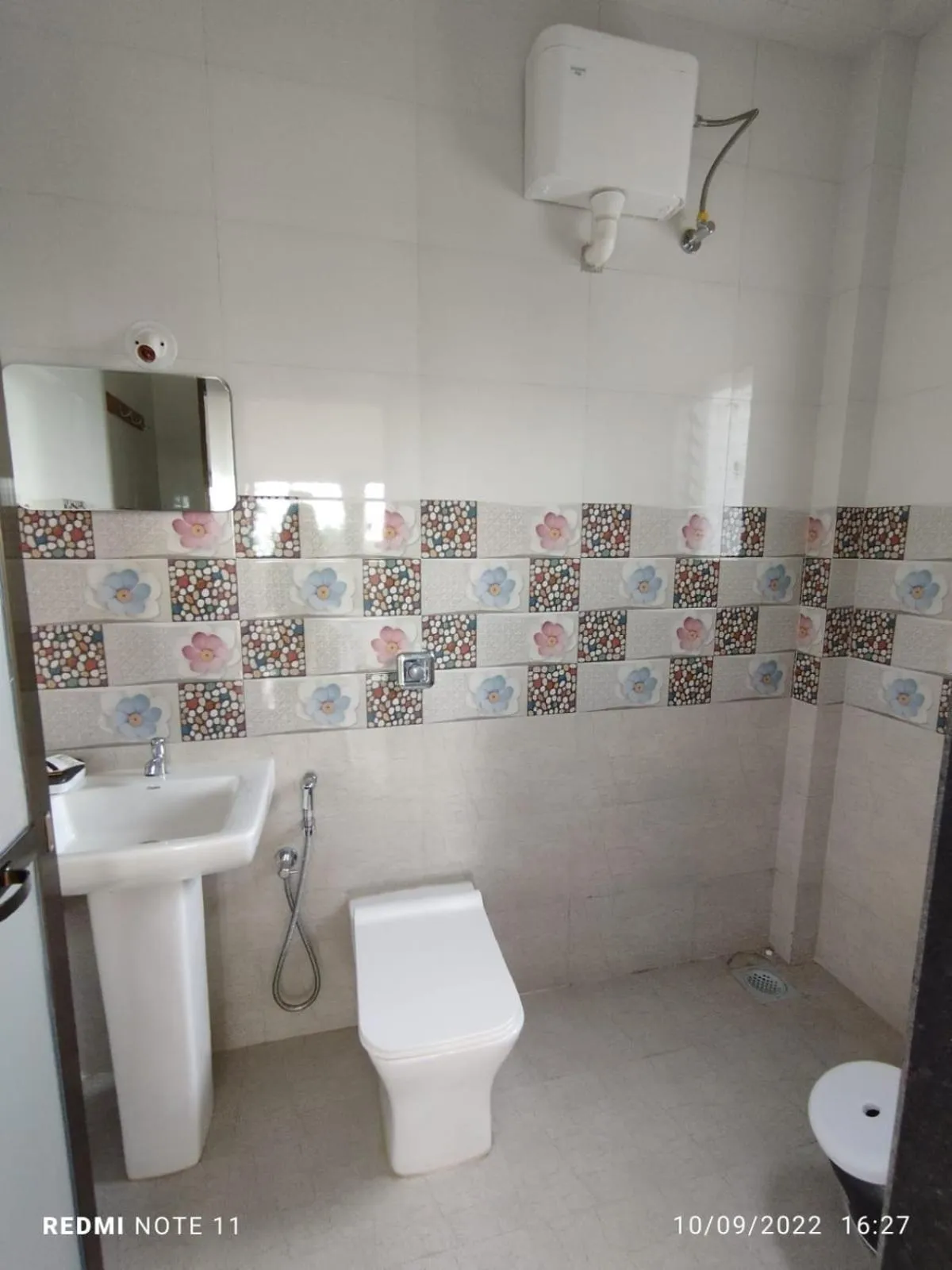 Shower in Hotel Kavijay Sea View