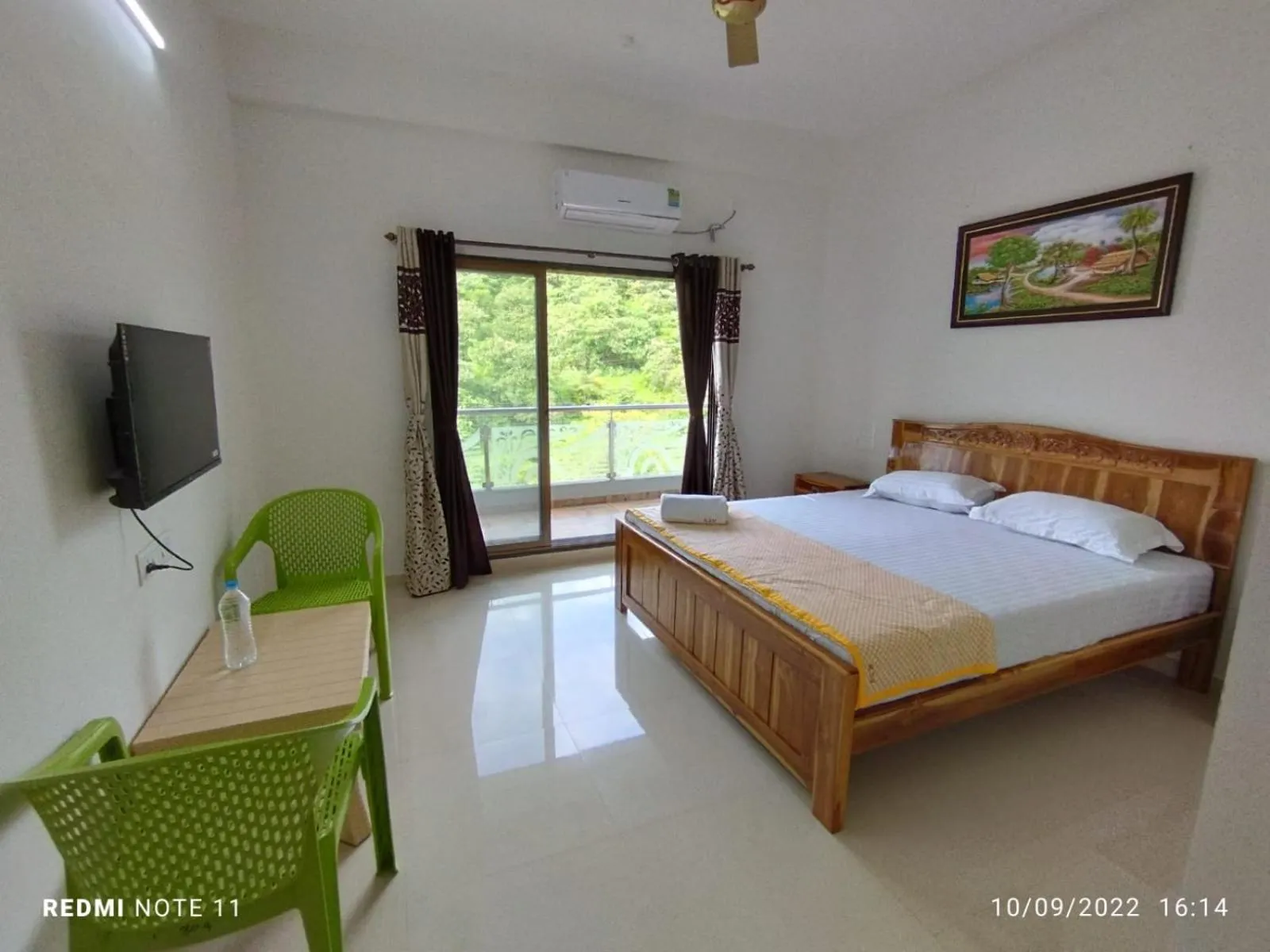 Communal lounge/ TV room, Bed in Hotel Kavijay Sea View