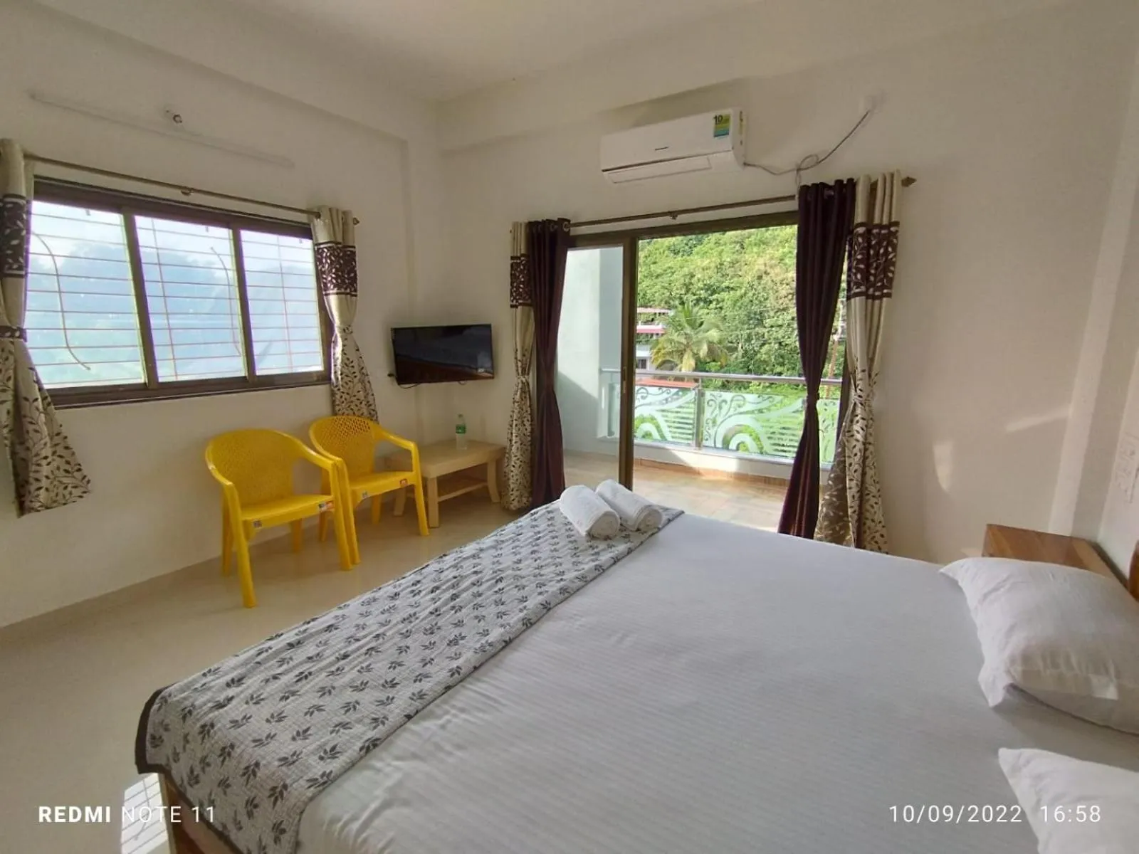 Bed in Hotel Kavijay Sea View